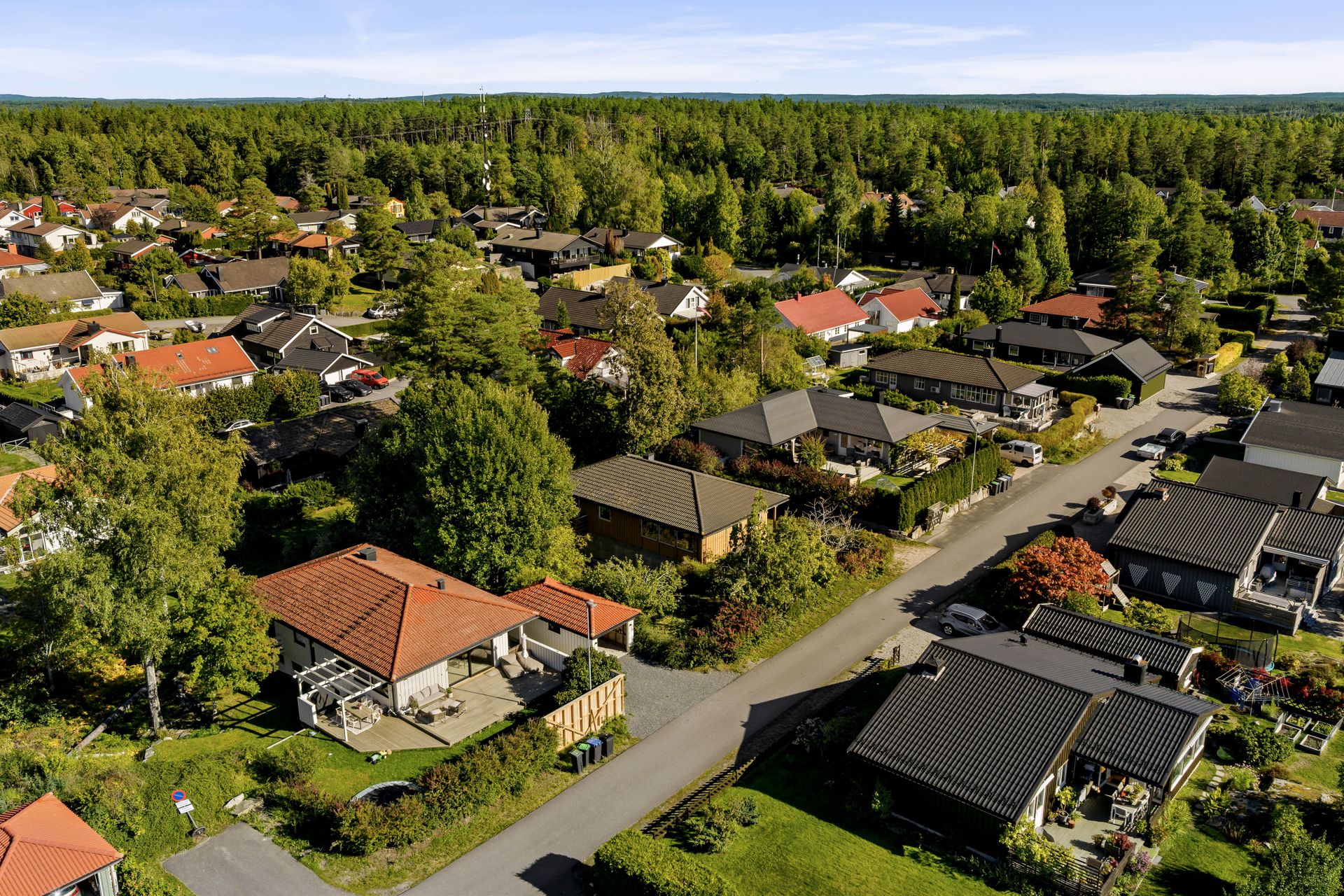 Enebolig beliggende i et rolig og veletablert nabolag på Deør, med umiddelbar nærhet til skog og mark.. Bilde nummer 2 av 3
