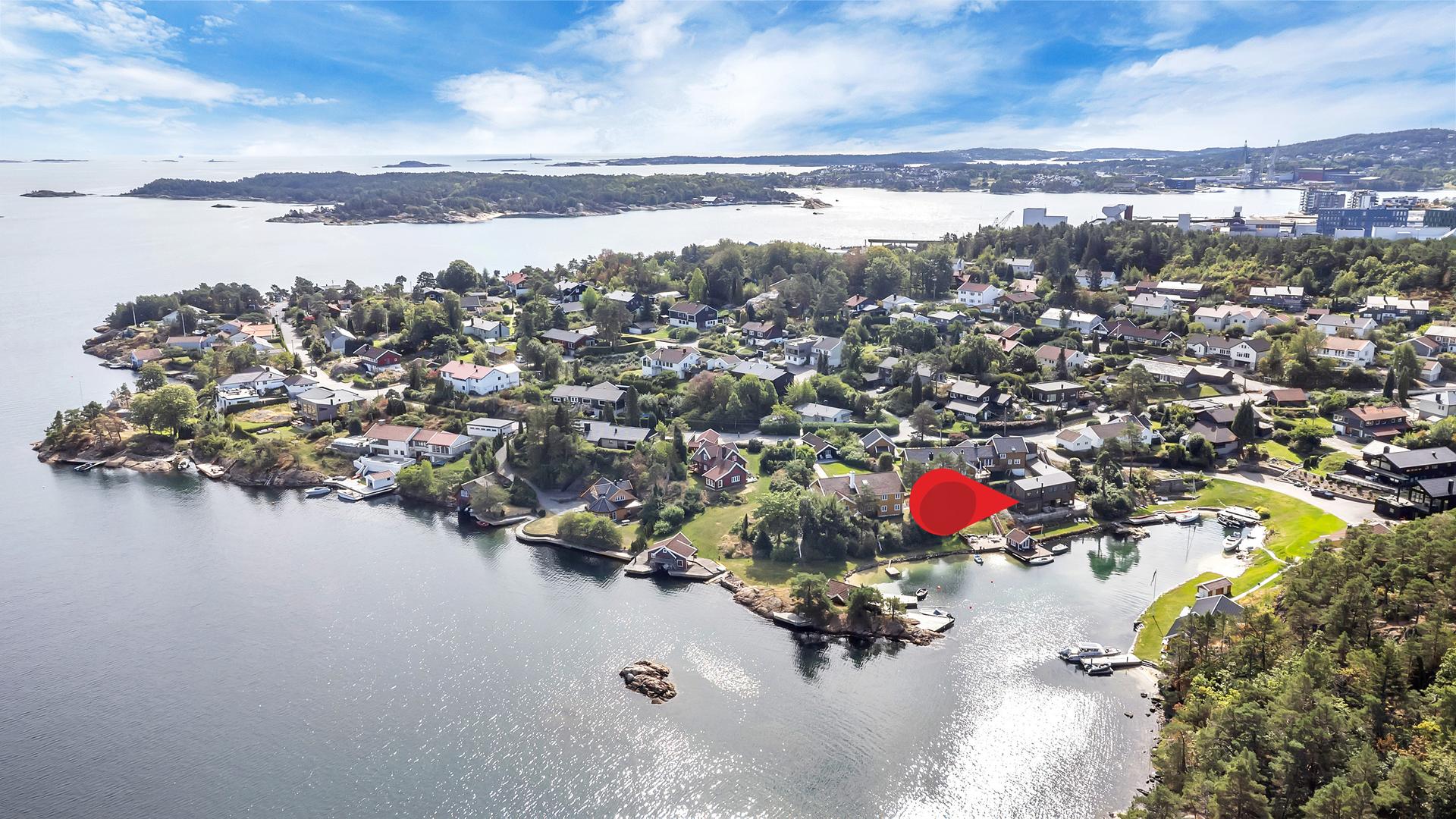 Dette er en smakfull, arkitekttegnet enebolig fra 2021, med svært attraktiv beliggenhet i en rolig bukt på Fiskåtangen.. Bilde nummer 3 av 3