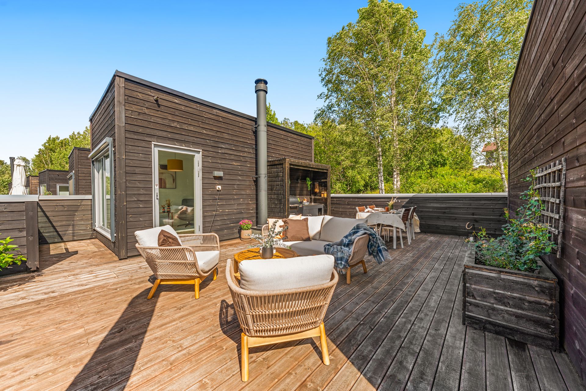 Velkommen til Elgfaret 18! Stor familiebolig med god standard. Her fra solrik takterrasse med utekjøkken - flere bilder herfra senere i bildekarusellen. Bilde nummer 1 av 3