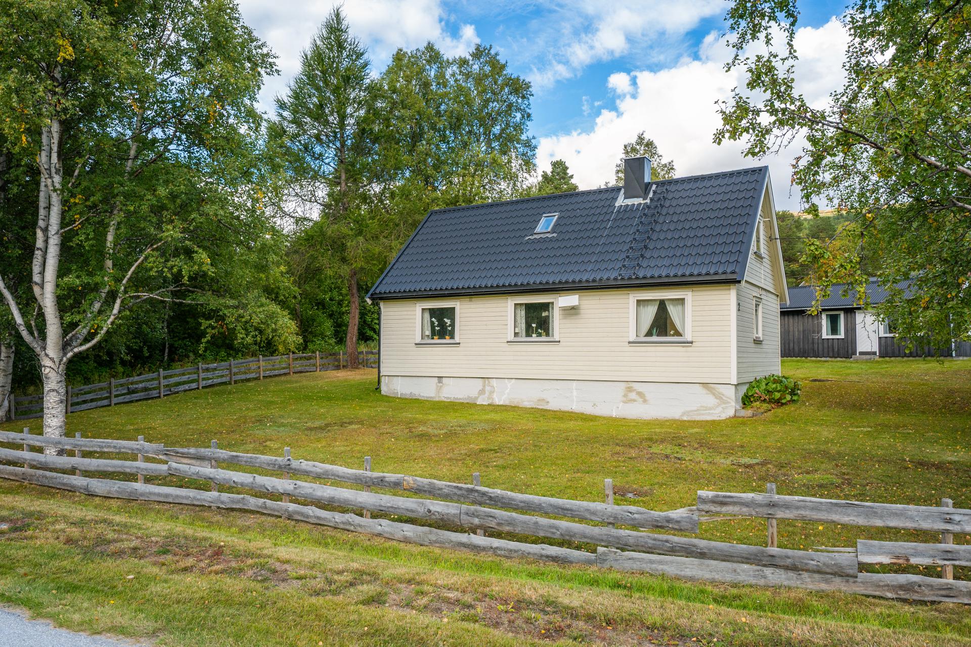 "Solbakken" ble oppført i 1935 og består av fritidsbolig og separat uthus. . Bilde nummer 3 av 3