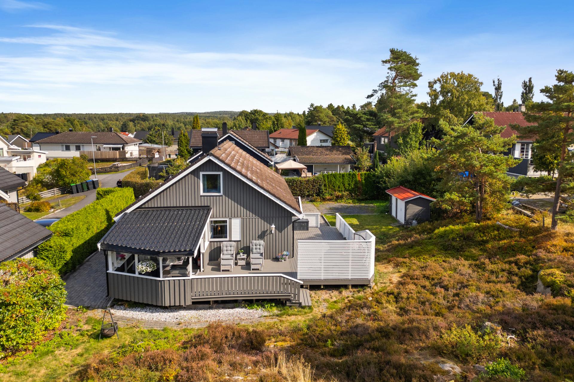 Boligen har en klassisk saltakskonstruksjon tekket med betongtakstein.. Bilde nummer 2 av 3