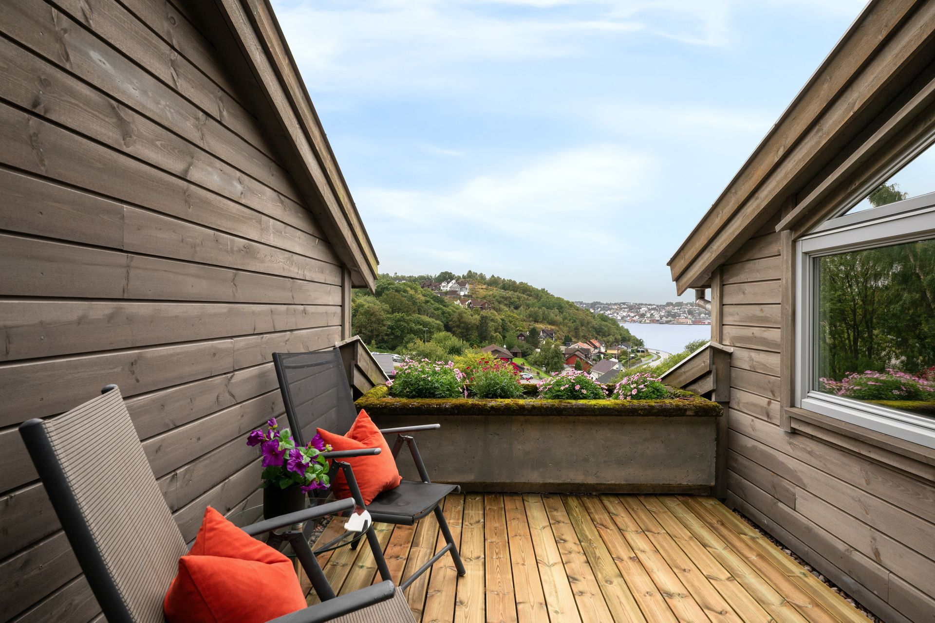 Dan Chruickshank presenterer: Praktisk og pent oppusset leilighet med strålende solforhold og nydelig fjordutsikt. Heis og fast p-plass. (Foto: Stian Dirdal.). Bilde nummer 1 av 3