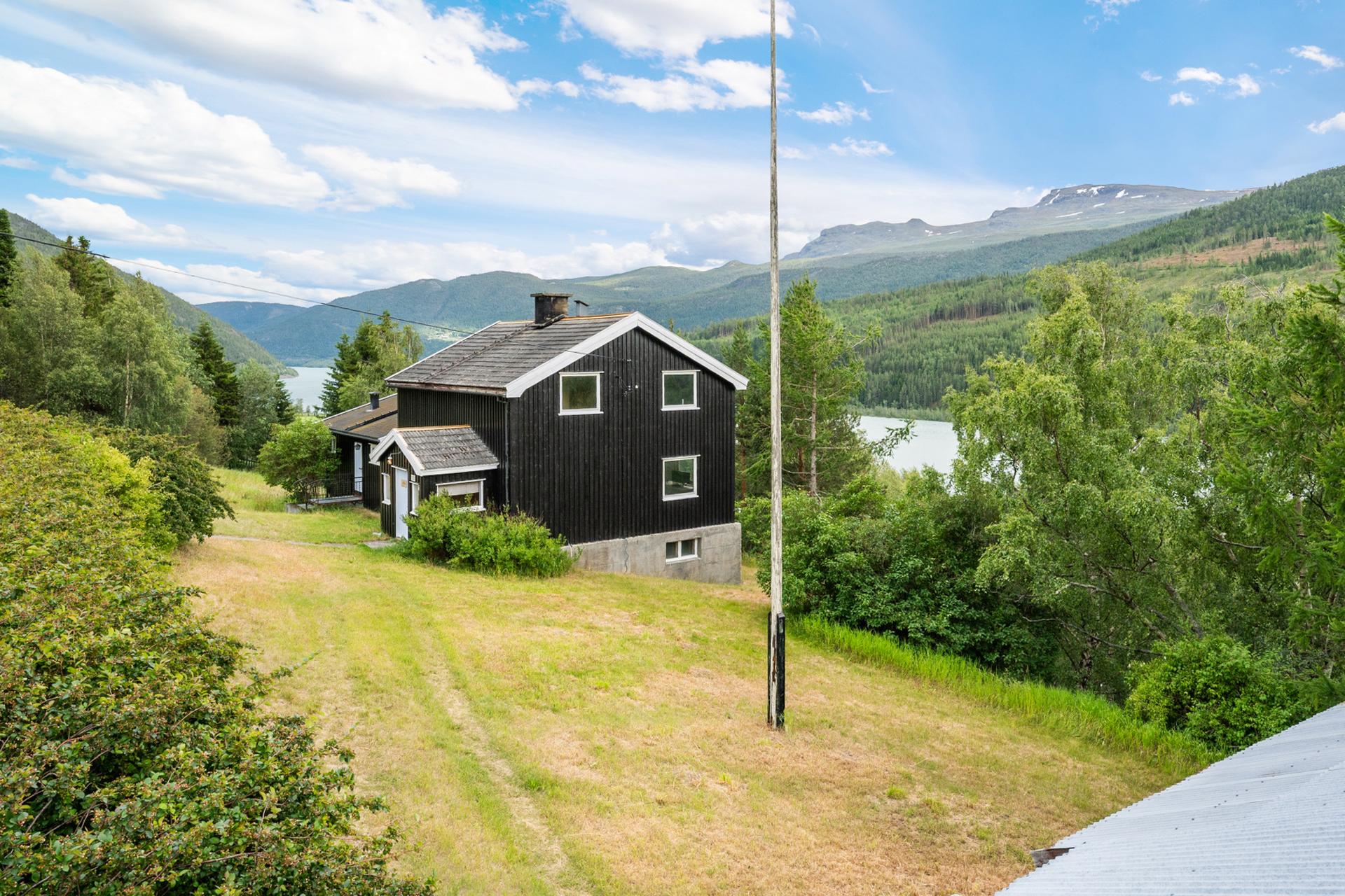 Enebolig med stor tomt og en frittstående låve, beliggende i Lia i Lom.. Bilde nummer 2 av 3