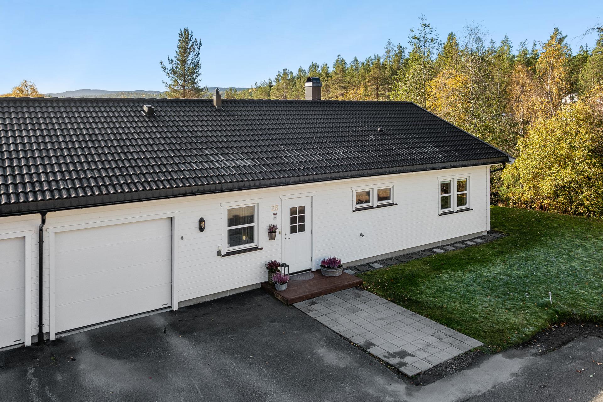 Asfaltert gårdsplass og integrert garasje med installert elbillader fra 2025.. Bilde nummer 3 av 3