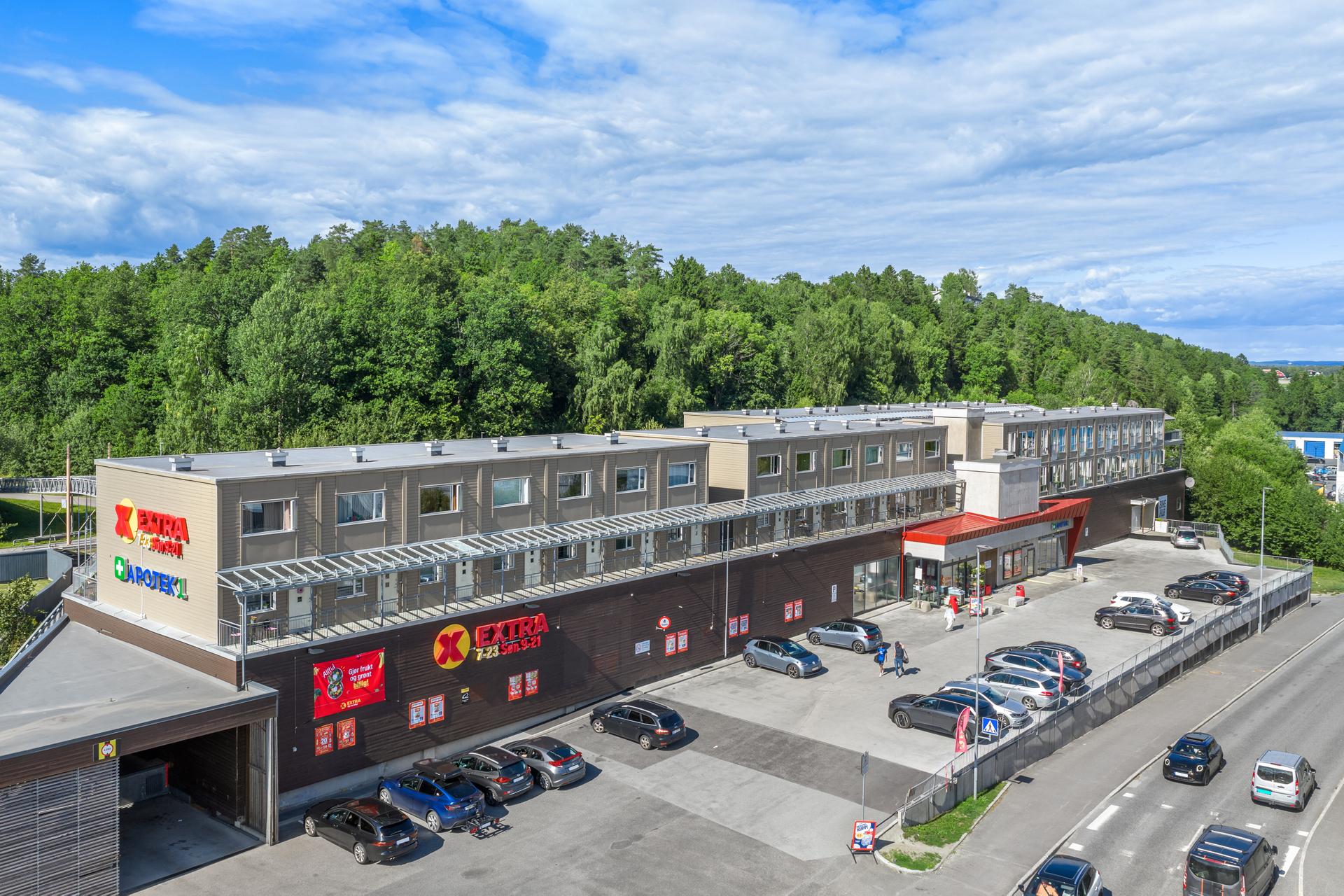 Inngangsparti - Matforretning og garasje. . Bilde nummer 2 av 3