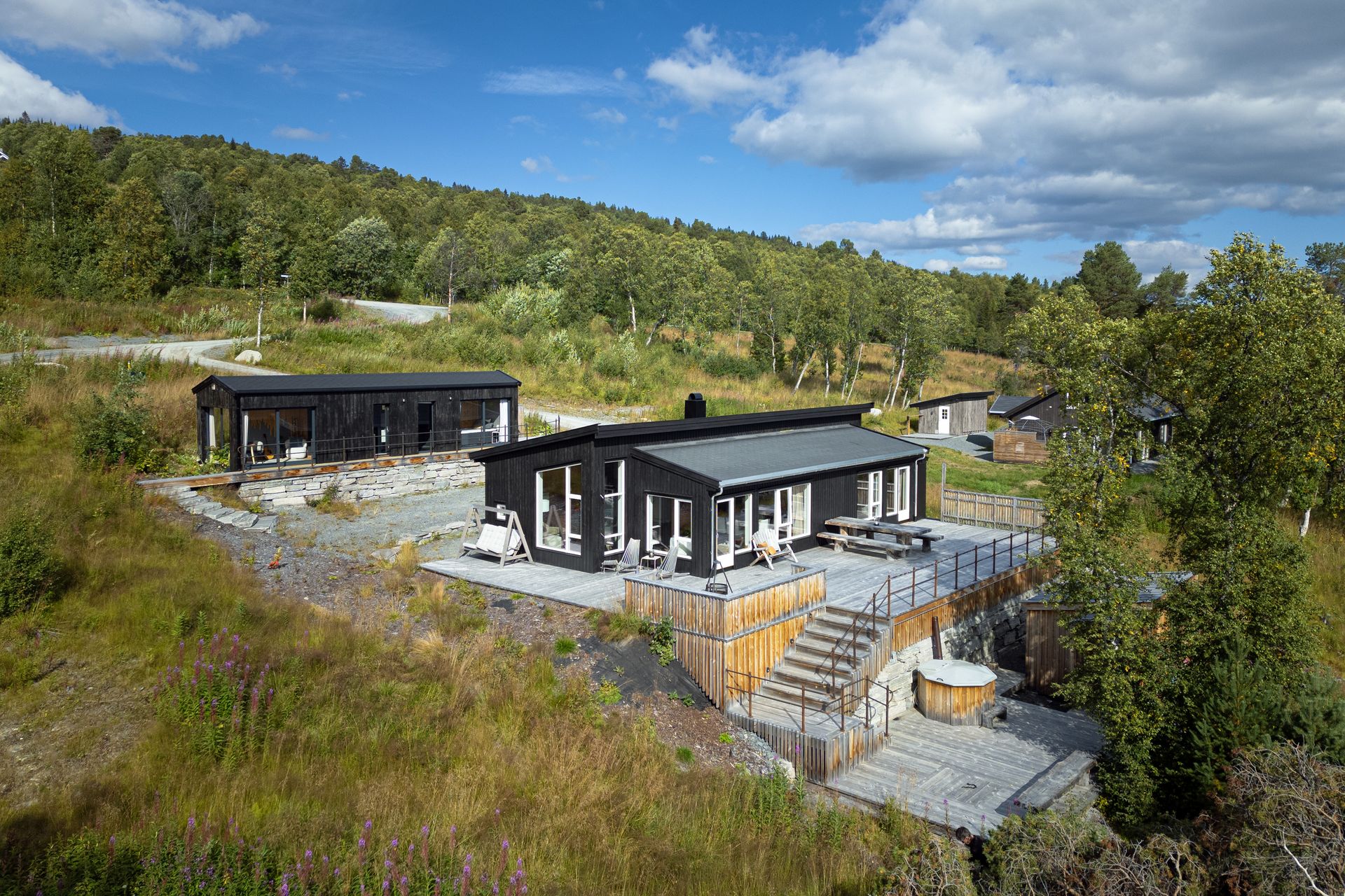 Hyttespesialisten Per Hårstad v/EiendomsMegler1 har gleden av å presentere Nedre Stuggulivegen 9. 
Foto: Ludvig Killingberg . Bilde nummer 1 av 3