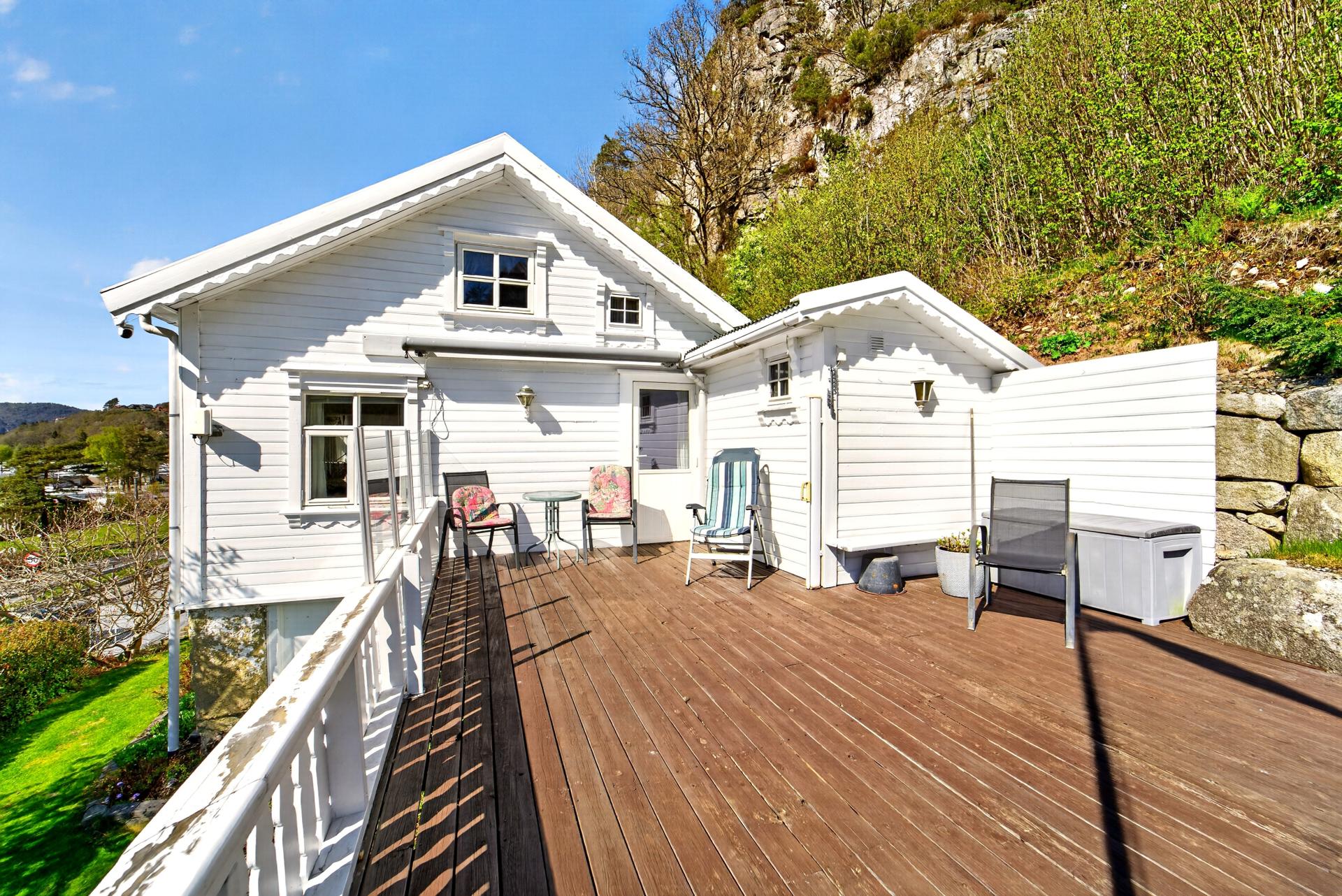Eiendommen har store terrassearealer med god plass til utemøbler.. Bilde nummer 2 av 3