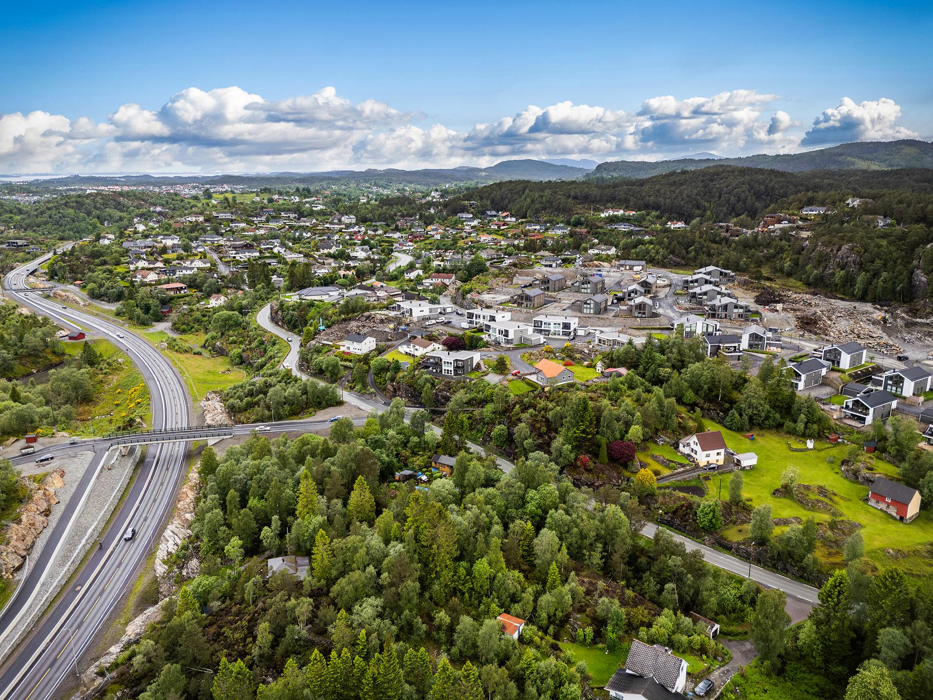 En stor ubebygd råtomt med en sentral beliggenhet på Haugland. . Bilde nummer 2 av 3
