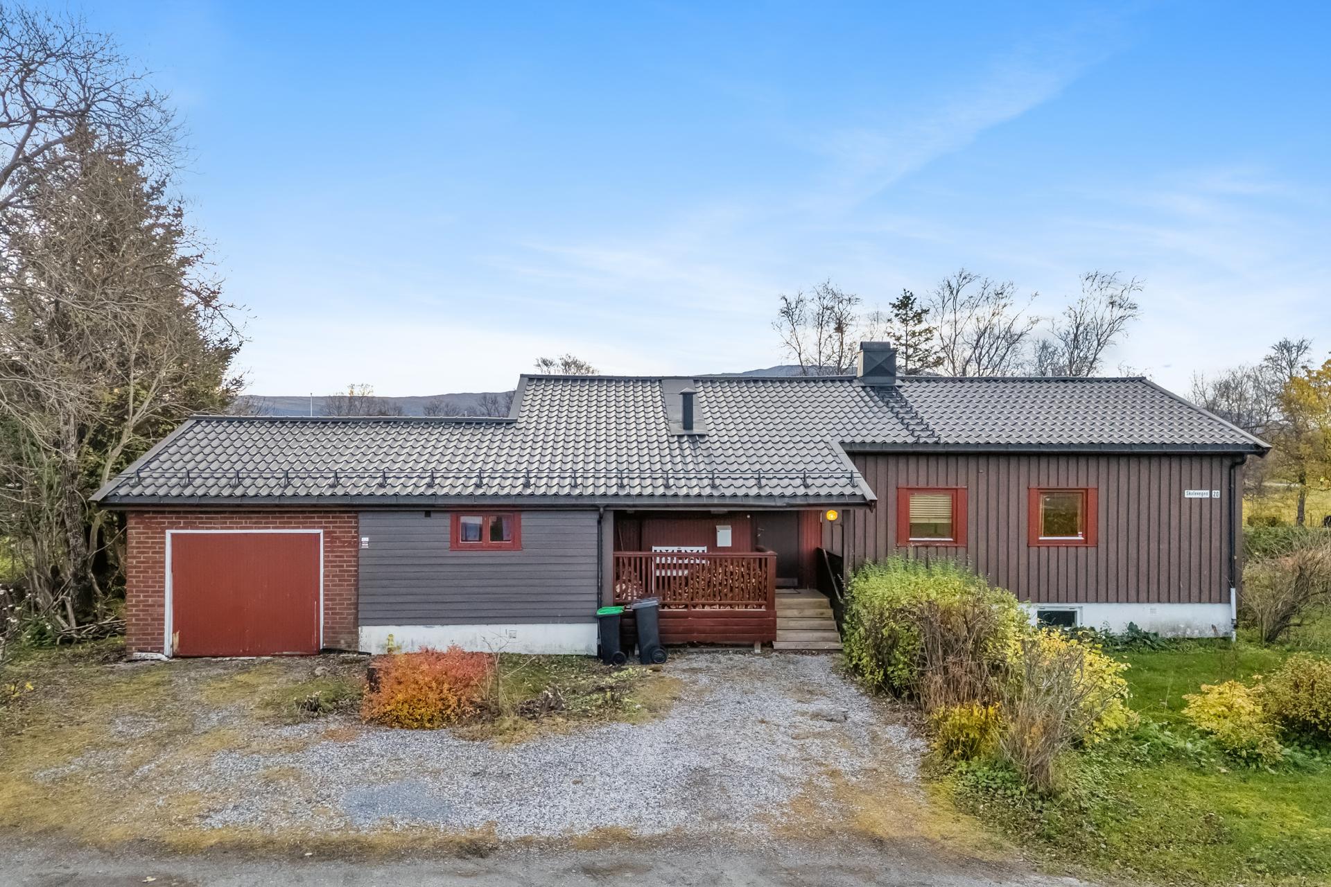 EiendomsMegler 1 v/Irene Sommerro har gleden av å presentere Skolevegen 20! Foto: EFKT. Bilde nummer 1 av 3