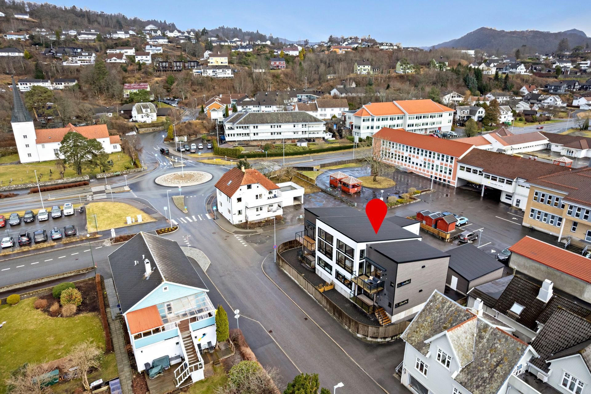 Velkommen til Rutebilstasjonen 14 – en lekker, sentrumsnær leilighet som oppfyller mange boligdrømmer! Med gjennomgående god standard og nøye utvalgte materialer fremstår boligen som innbydende og moderne. 

Foto: Diakrit v/Arne Ove Østebrøt. Bilde nummer 1 av 3