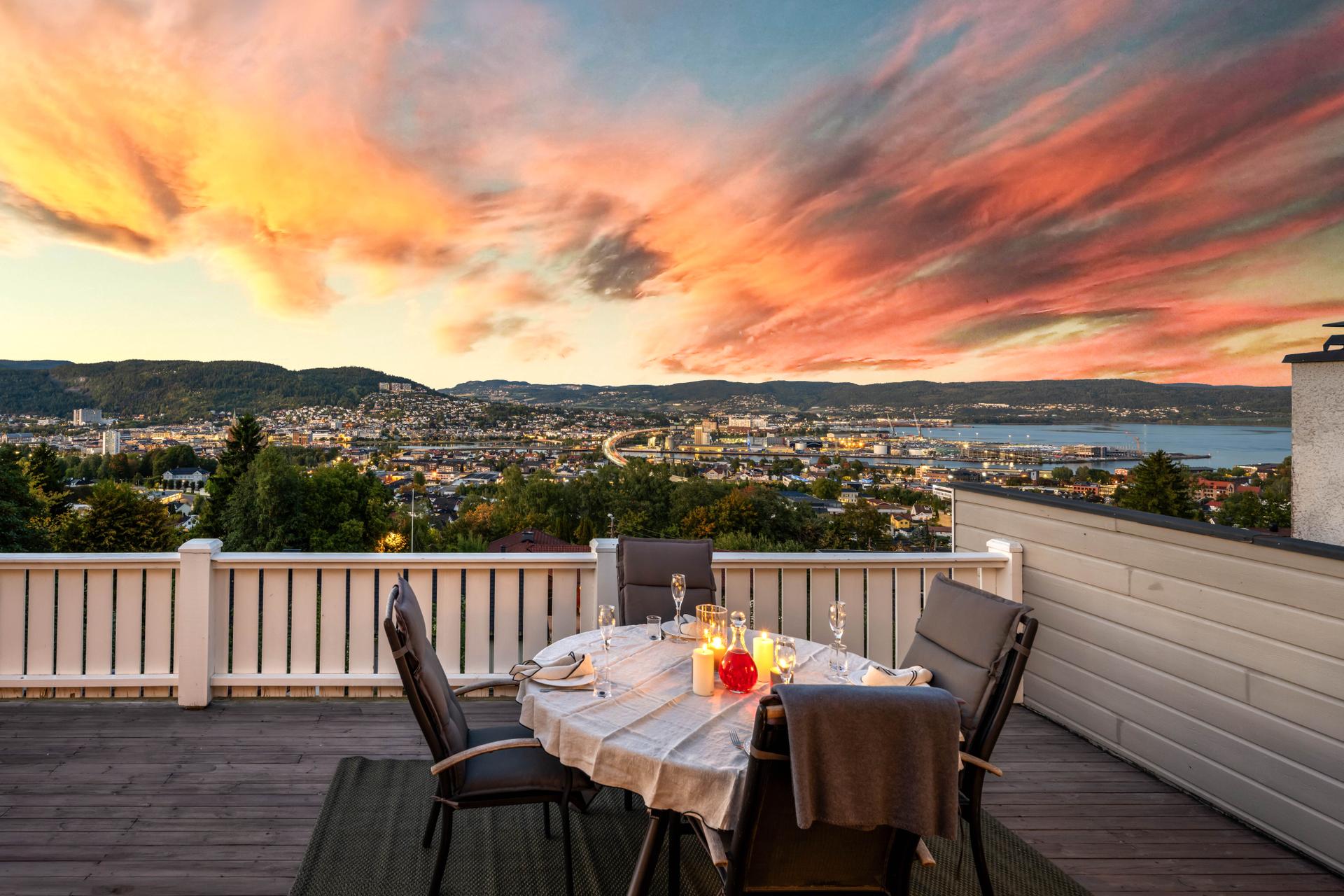 Fra den romslige terrassen er det vidstrakt utsikt mot Drammen og Drammensfjorden.. Bilde nummer 1 av 3