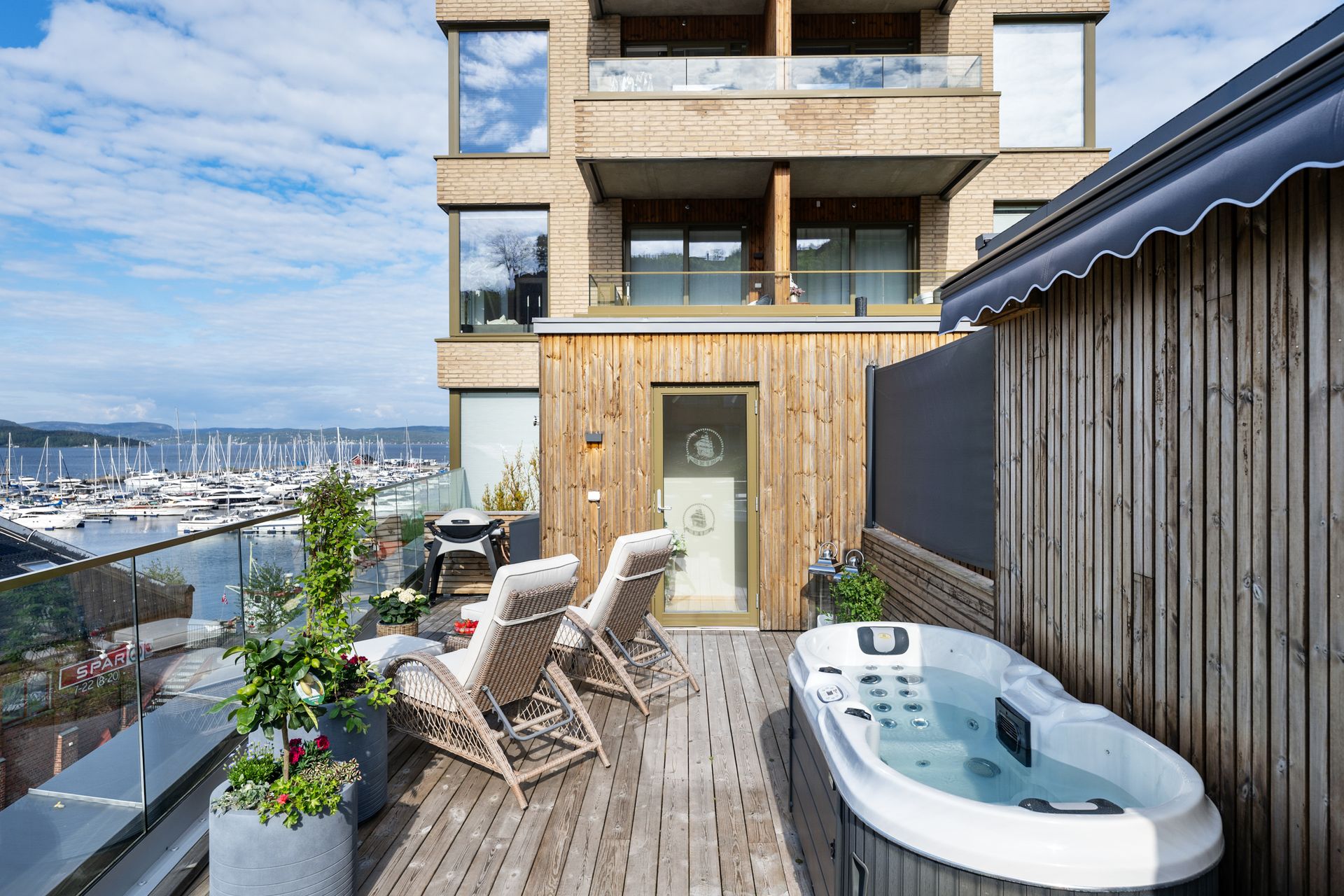 Den store takterrassen på ca. 31 m² har jacuzzi, markise og kveldssol til ca. 21:15 midtsommer.. Bilde nummer 3 av 3