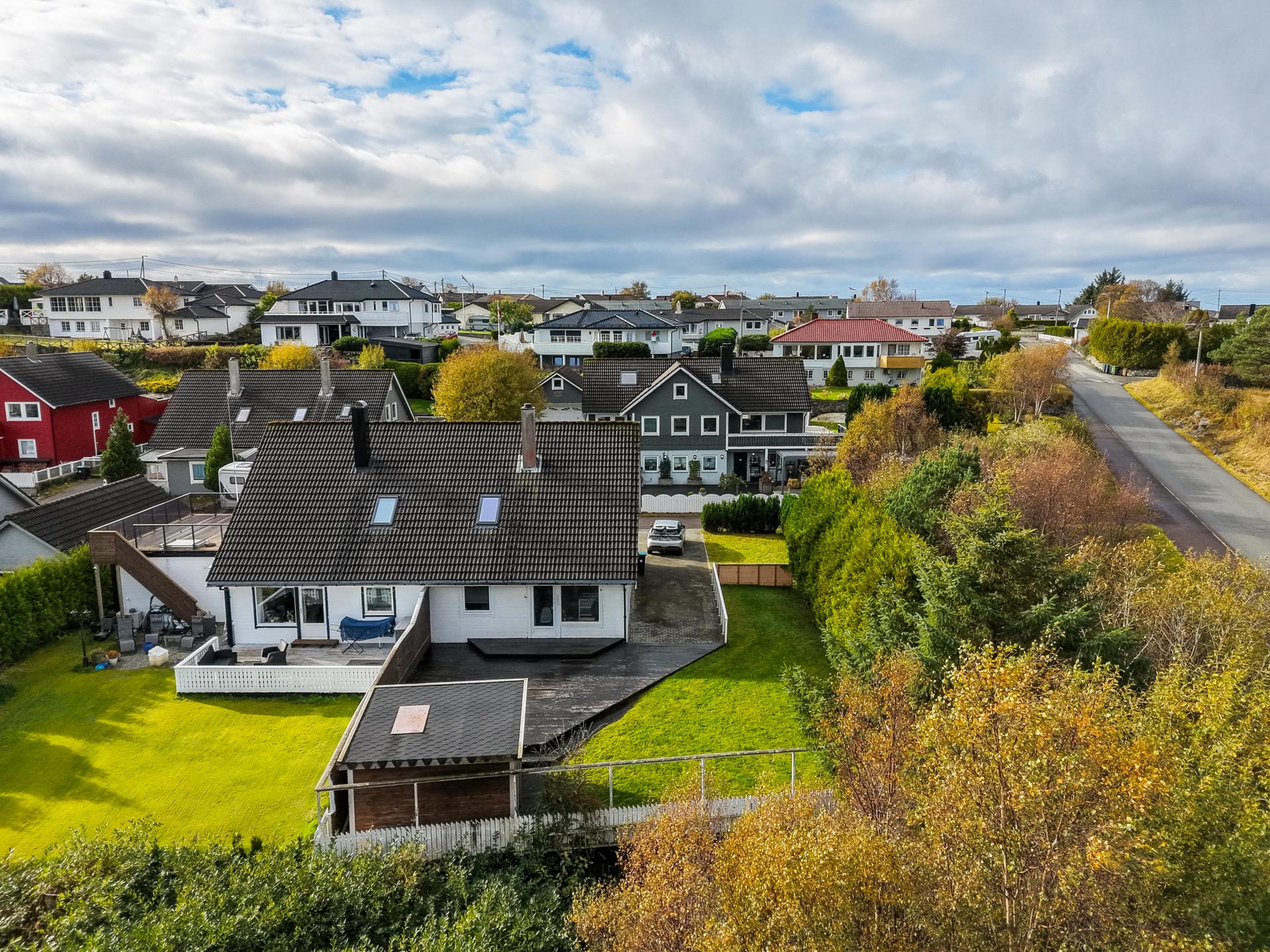 Uteområdet er opparbeidet med belegningsstein, terrasse, samt gressplen. Barnevennlig og fin beliggenhet. Bilde nummer 3 av 3