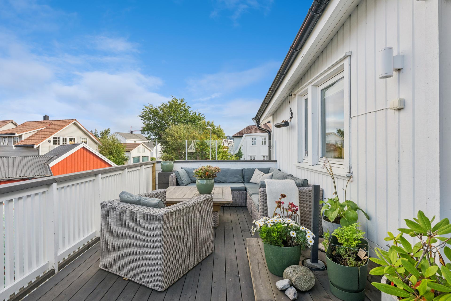 Stor balkong på 22 m² med god plass til utemøbler og grill.. Bilde nummer 3 av 3