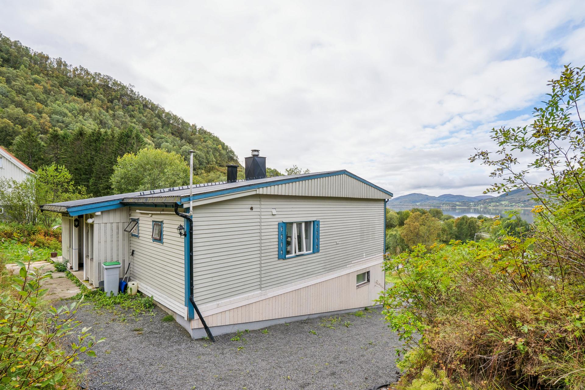 EiendomsMegler 1 v/ Bente Norhild Larsen har gleden av å ønske velkommen til Bergvikveien 22! Tilbaketrukket beliggenhet med havutsikt Foto: EFKT. Bilde nummer 1 av 3