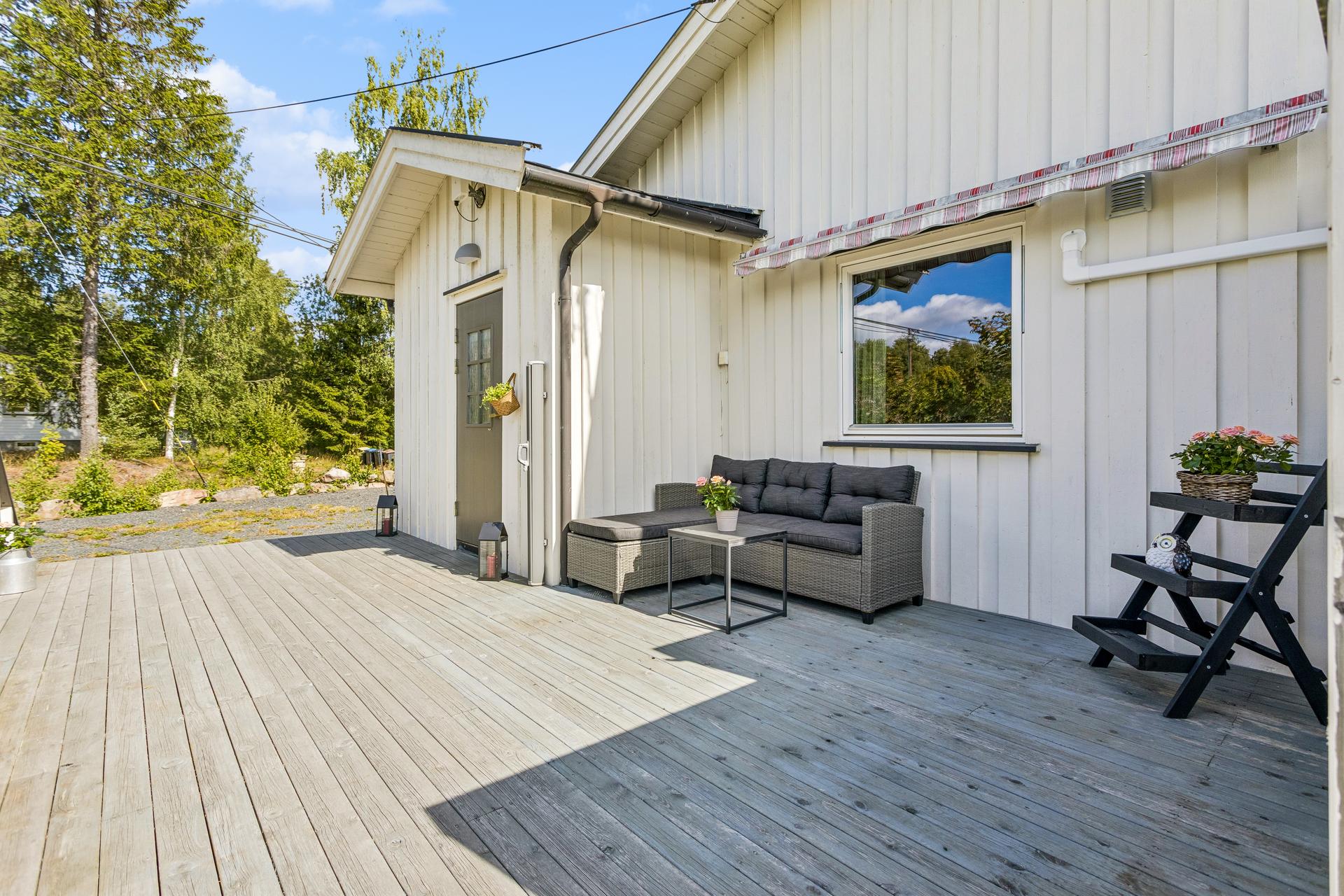 Stor terrasse på ca. 22 m² med god plass til utemøbler og med trapp ned til hagen.. Bilde nummer 2 av 3