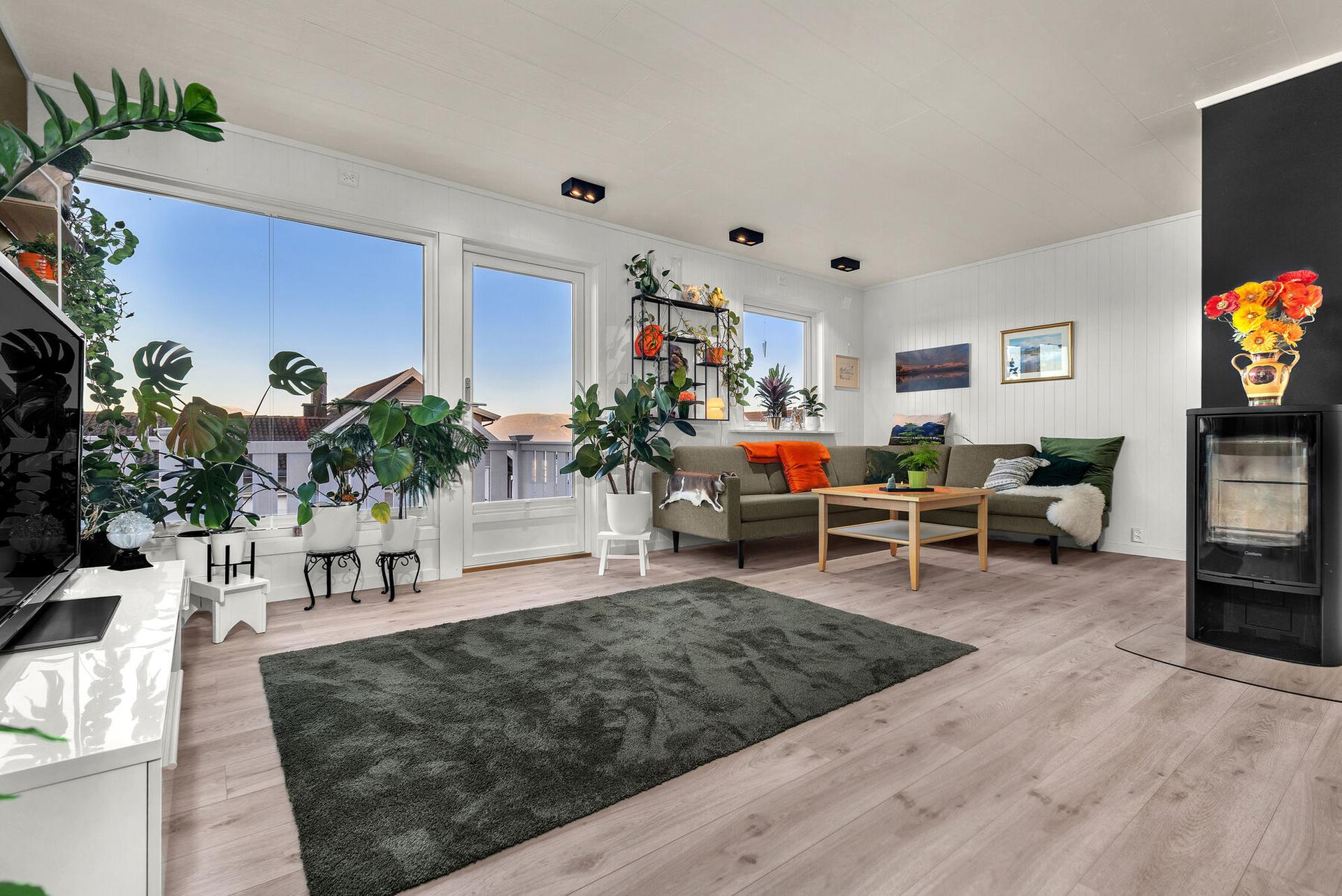 Boligen byr på en lys og åpen stueløsning med utgang til veranda på begge sider.. Bilde nummer 3 av 3