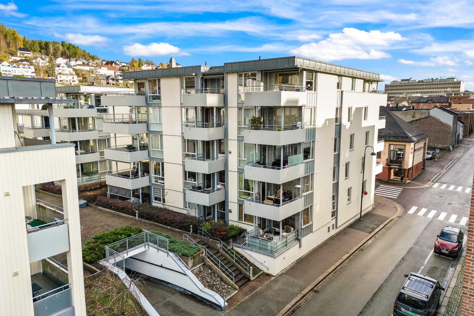 Moderne og urban 2-roms leilighet - Heis og garasje - IN-ordning - Pendlervennlig beliggenhet - Garasjeplass m/lader!. Bilde nummer 3 av 3
