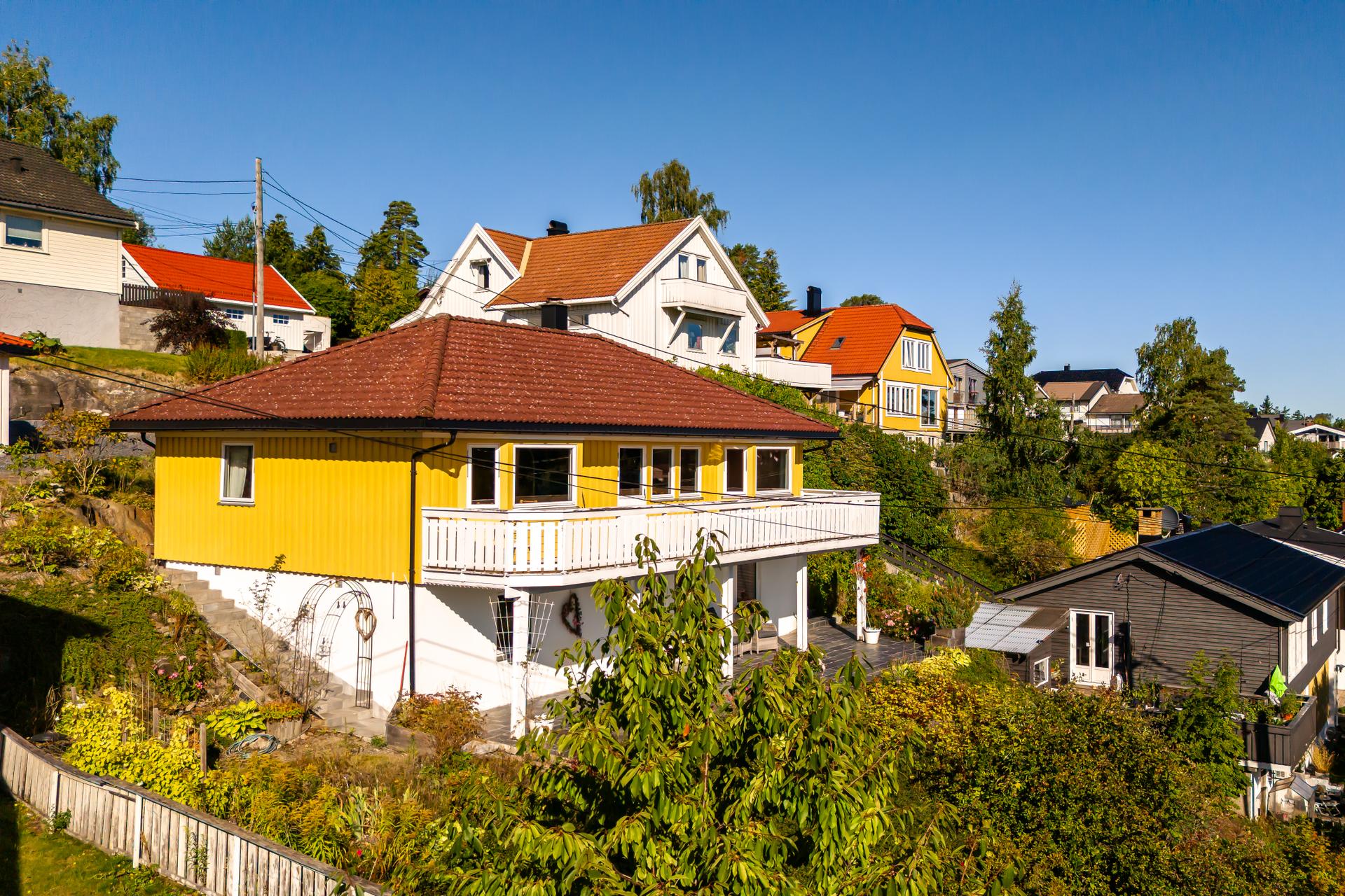 Innholdsrik enebolig over to plan med en skjermet og familievennlig beliggenhet.. Bilde nummer 2 av 3