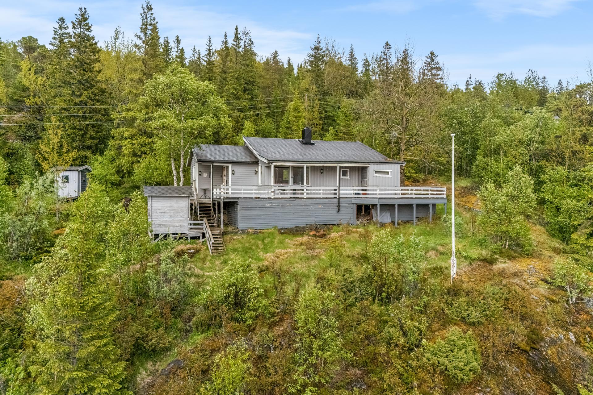 Fritidsbolig på flott utsiktstomt og nærhet til sjøen. Store terrasser og eget naust. 3 soverom og vedovn. Bilde nummer 2 av 3