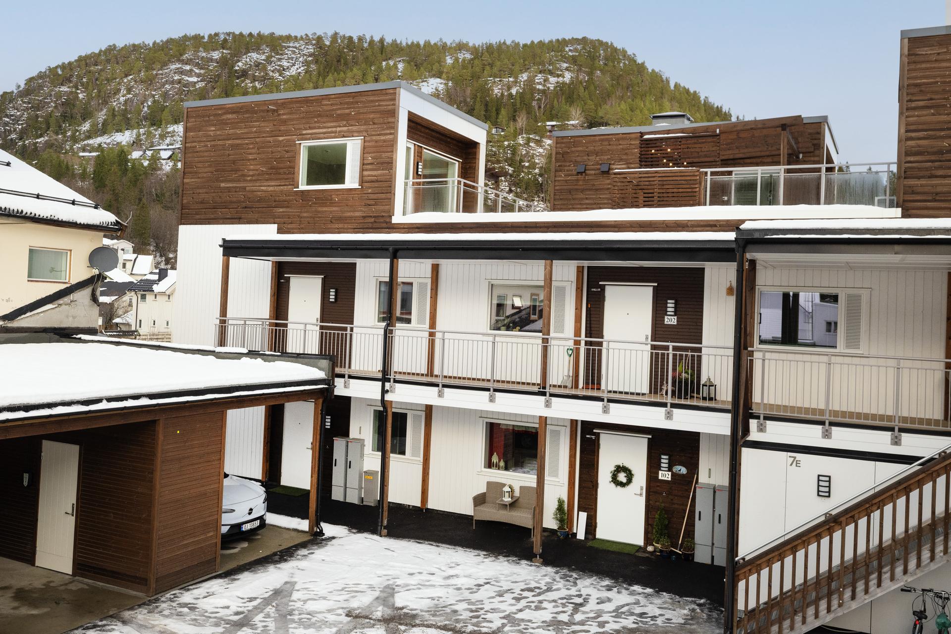 Det medfølger egen carport med tilhørende bod til leiligheten . Bilde nummer 3 av 3