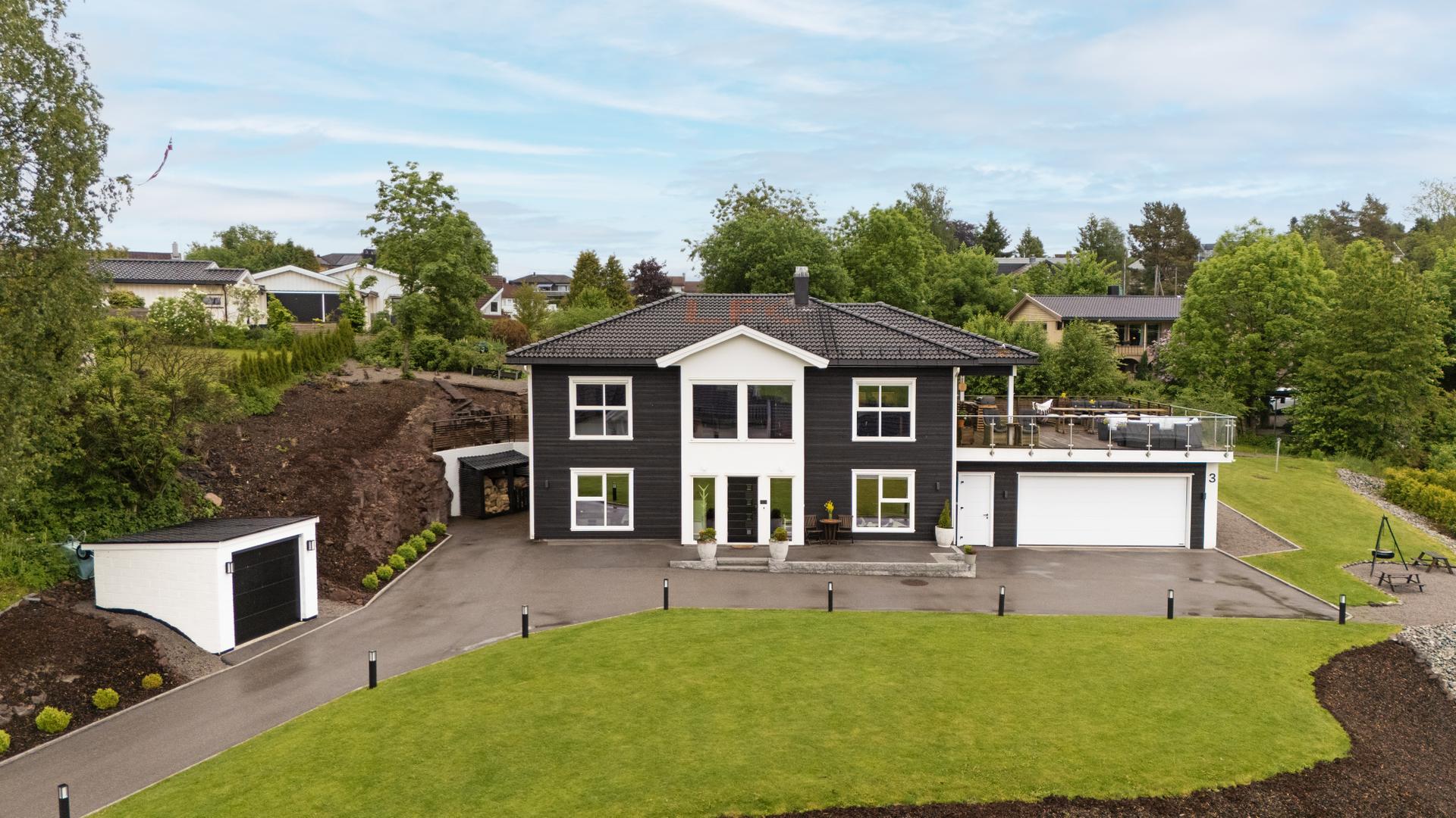 Lekker enebolig med integrert garasje og stor terrasse. Bilde nummer 2 av 3