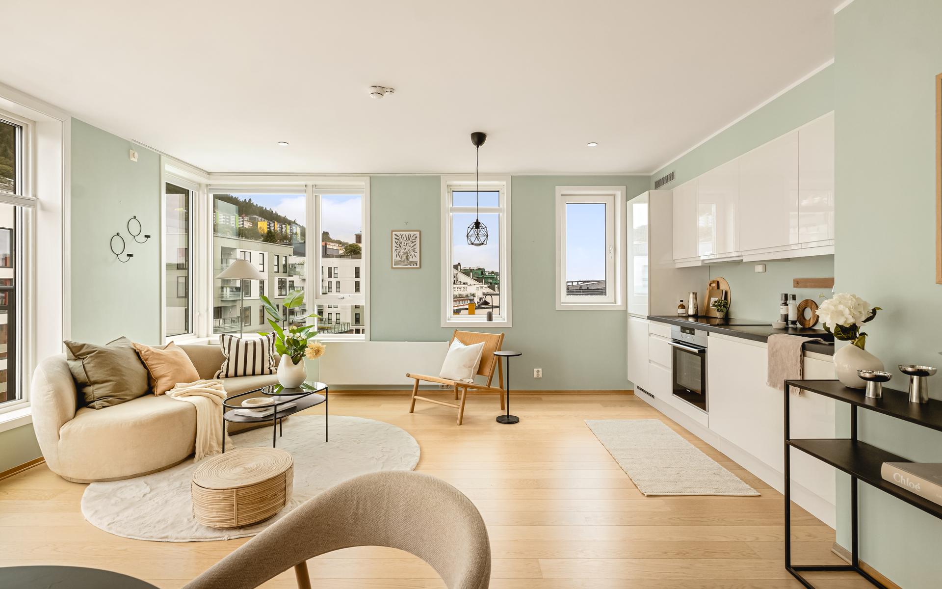 Leiligheten er romslig (52 m²), har god standard (fra 2016, TG1 på alle punkt), et lysinnslipp av de sjeldne. I toppetasje kommer man seg over flere av byggene rundt.. Bilde nummer 2 av 3