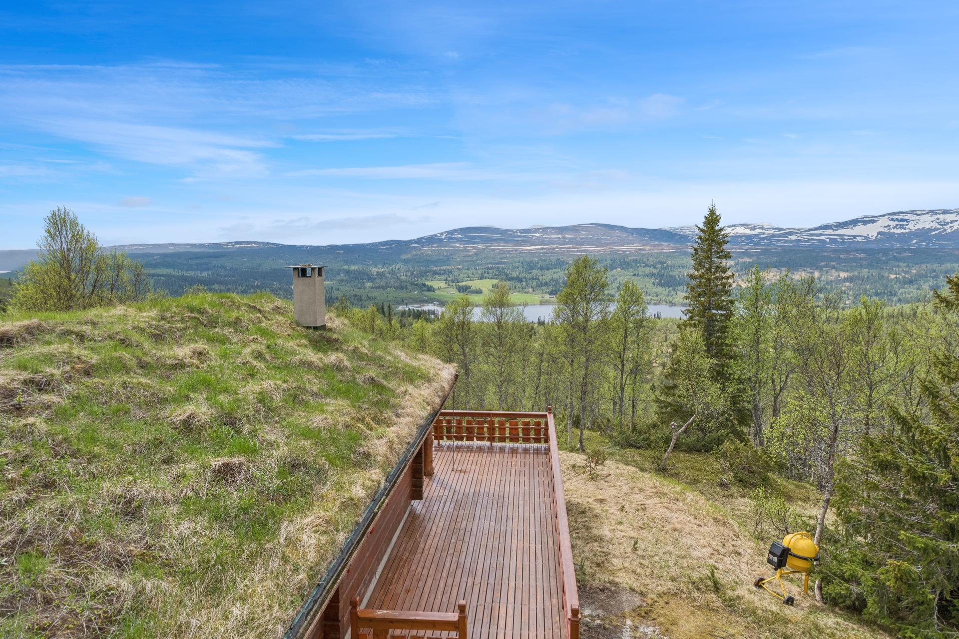 Hytta ligger på et høydedrag og har gode sol- og utsiktsforhold. . Bilde nummer 2 av 3