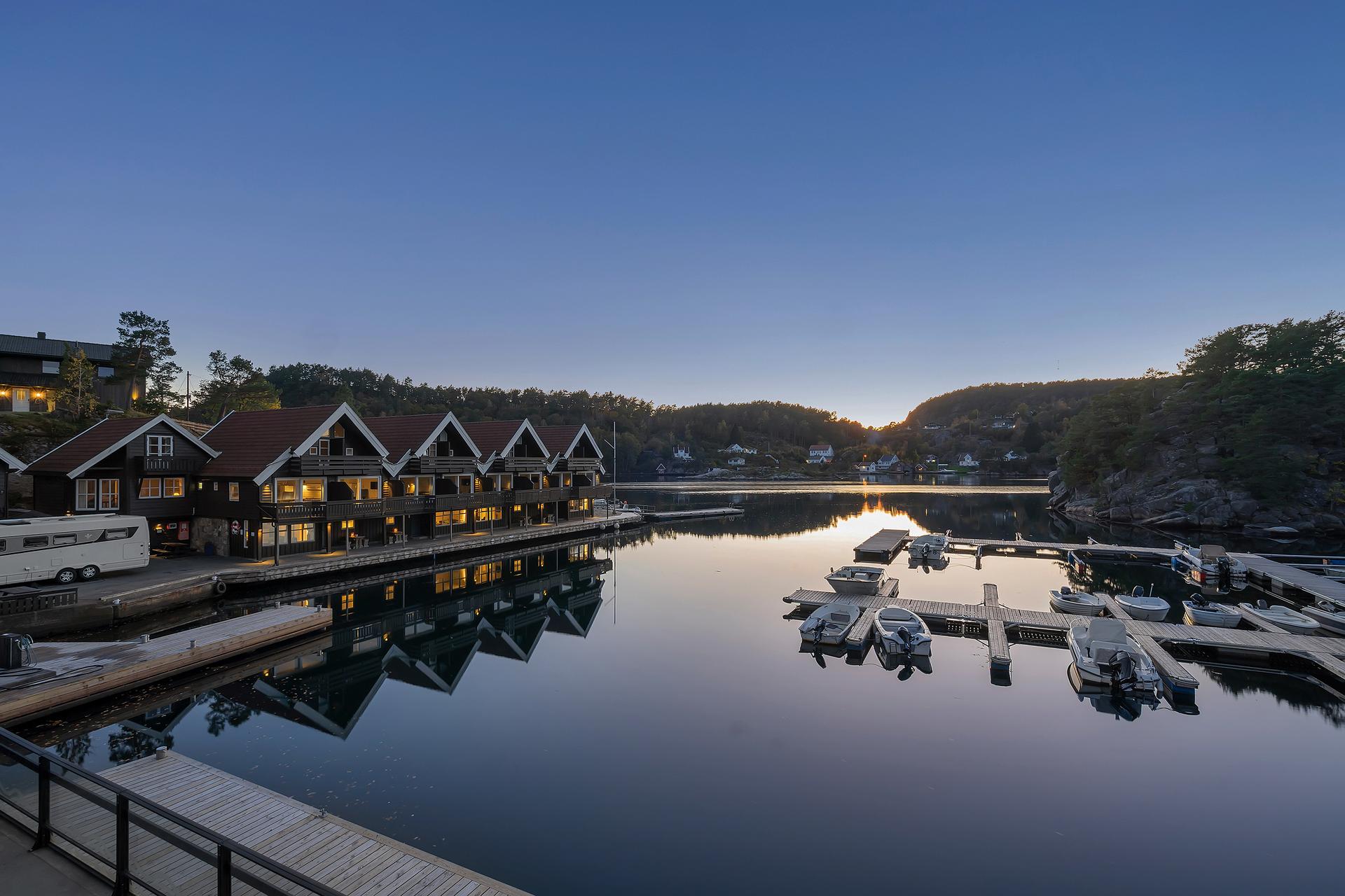 Her bor du på bryggekanten med utsikt over Trysfjordens småbåthavn.. Bilde nummer 2 av 3