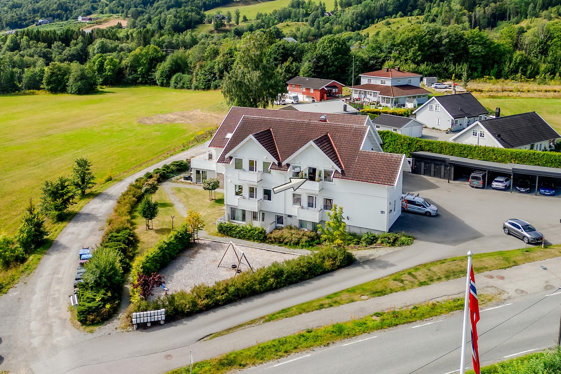 Leiligheten ligger i et bygg med totalt 18 boligseksjoner.. Bilde nummer 2 av 3