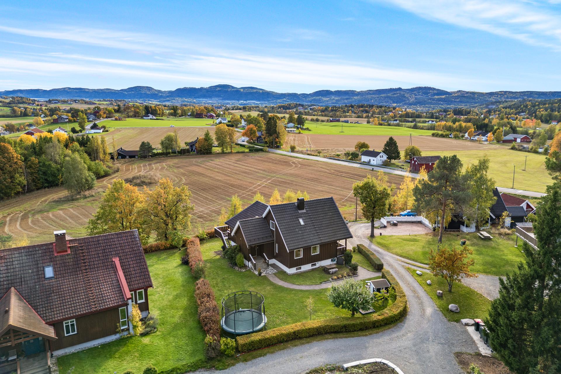 Eiendommen er omgitt av landlige omgivelser med åkerlandskap og skogkledde åser.. Bilde nummer 2 av 3