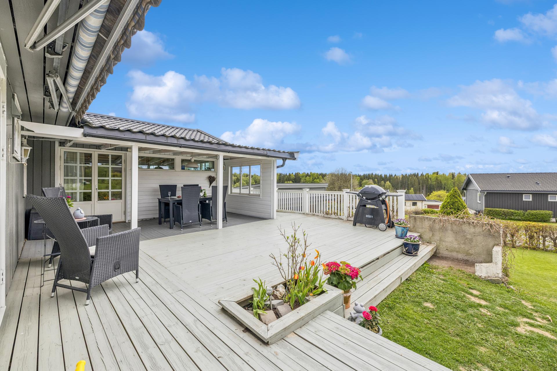 Stor terrasse på 58 m² med god plass til flere sittegrupper og fin utsikt.. Bilde nummer 3 av 3