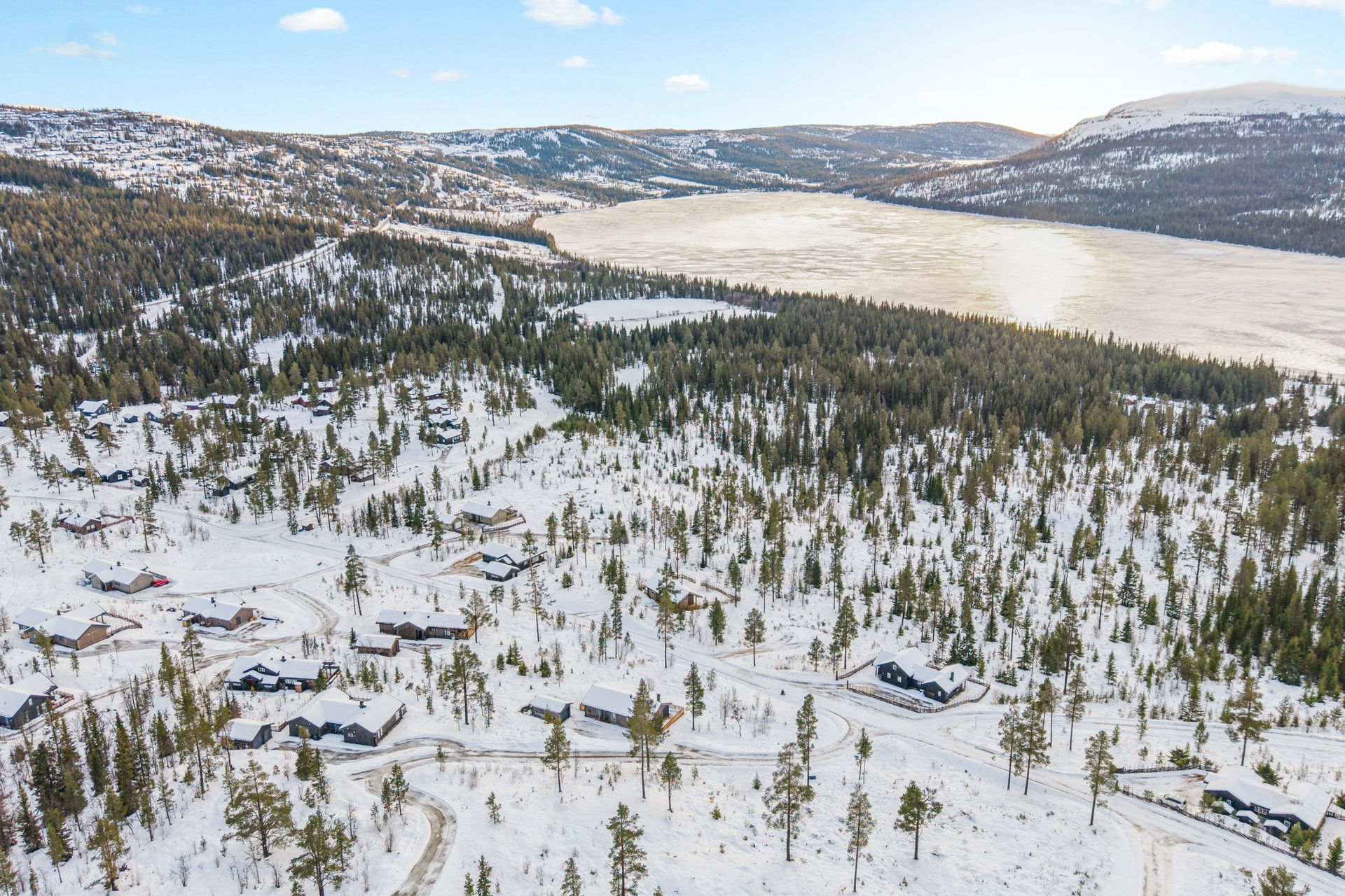 Tomten ligger på Gålå, et fjellplatå 930 moh. med utsikt over Gålåvatnet. Foto: EFKT. Bilde nummer 1 av 3