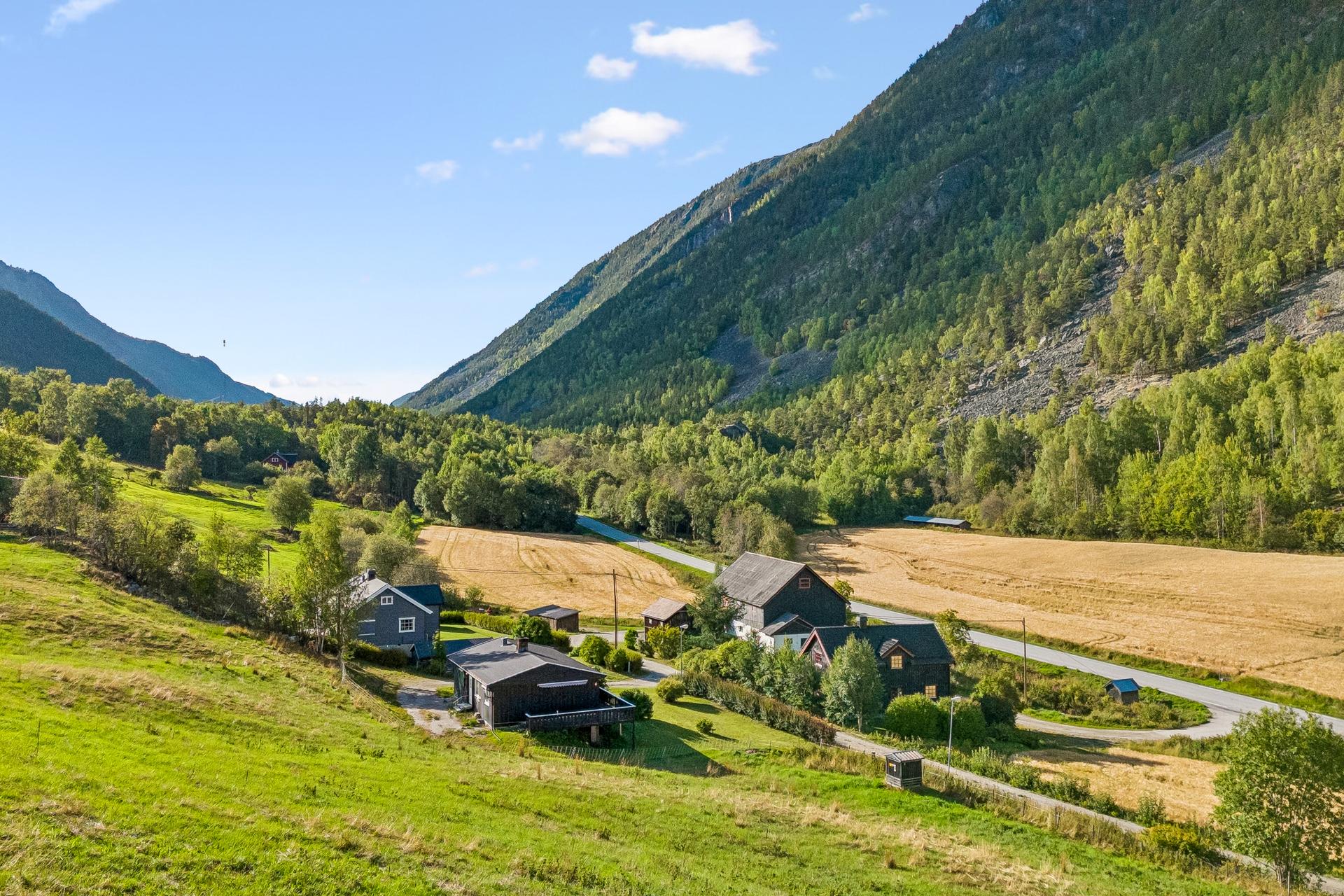 Boligen går over ett plan og kjeller, og har en rolig og landlig beliggenhet på Sel. . Bilde nummer 3 av 3