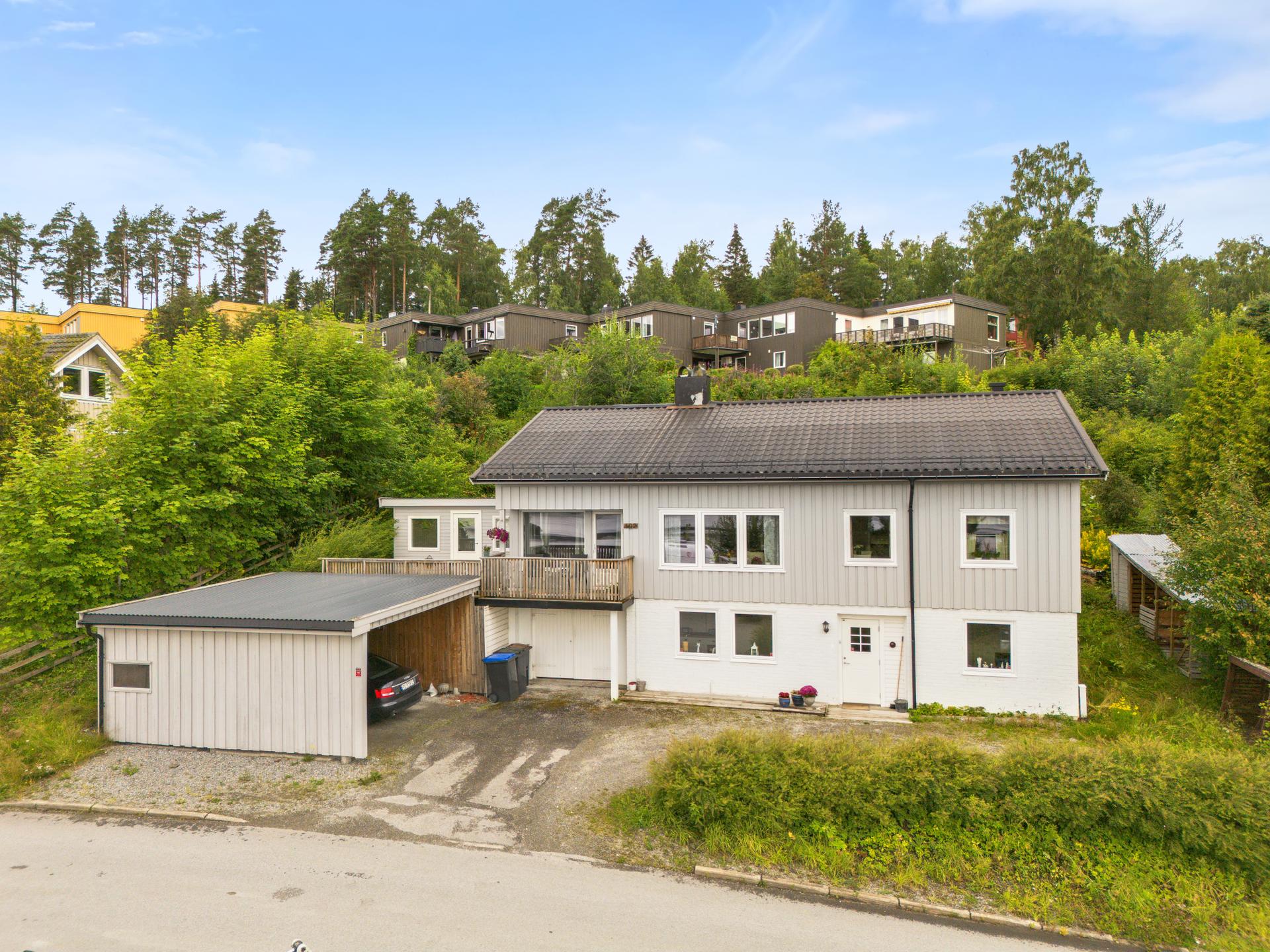 Velkommen til Høvdingvegen 102, presentert av EiendomsMegler 1 v/ Sigve Haugdahl. Foto: ELW media (Espen Wåde). Bilde nummer 1 av 3