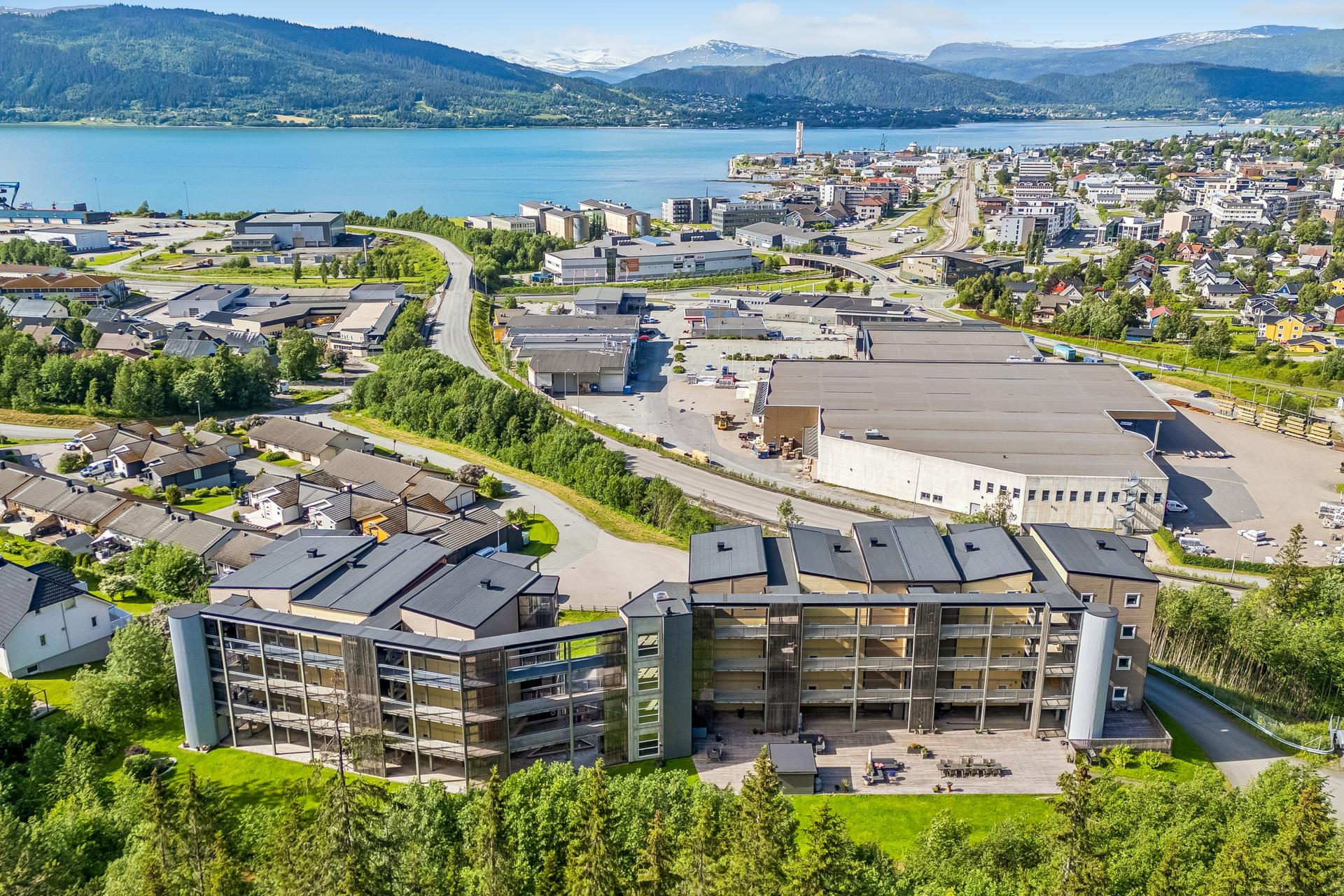 Her bor du høyt og fritt med utsikt over byen og fjorden.. Bilde nummer 3 av 3