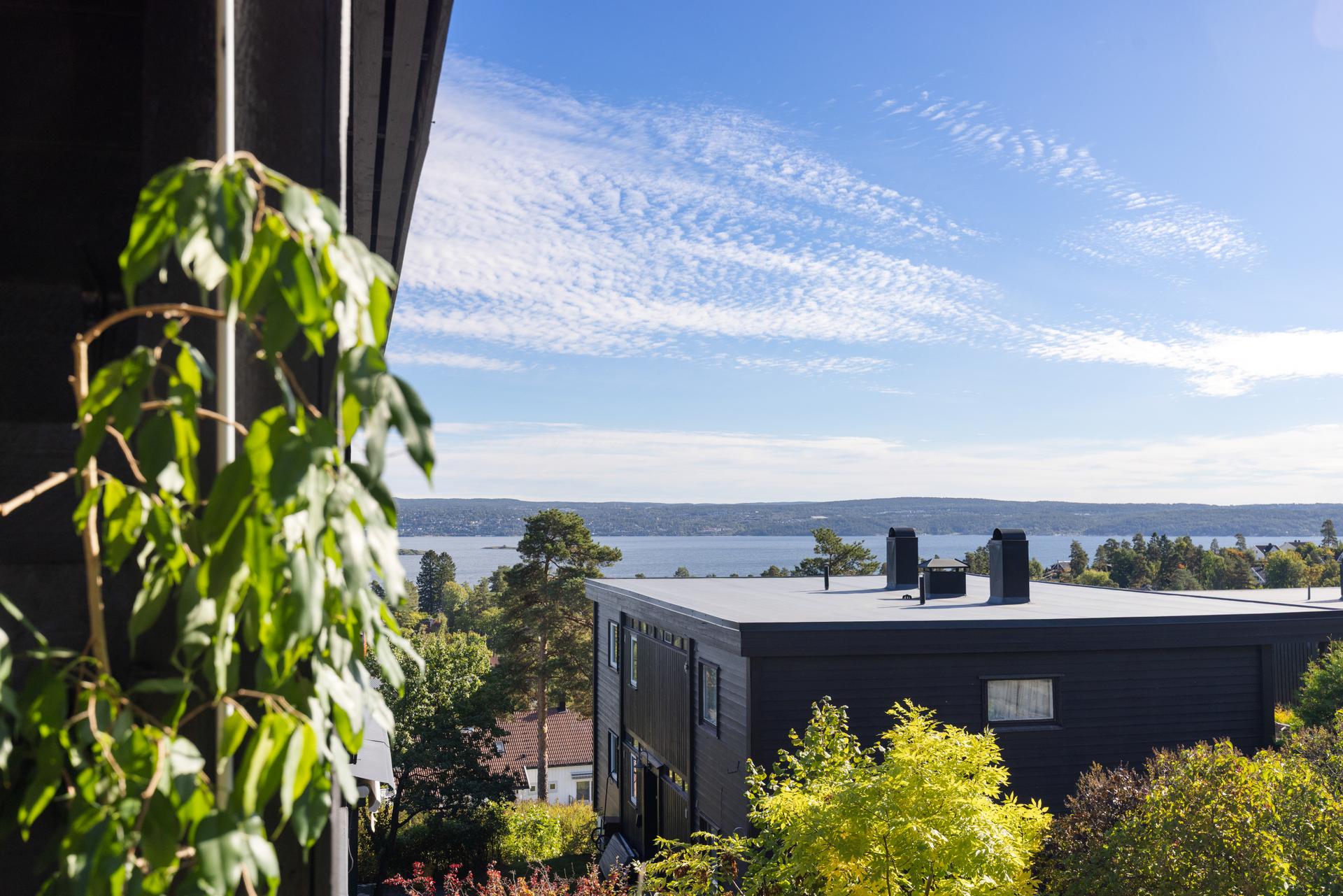 Fra den sydvendte balkongen er det nydelig utsikt utover Oslofjorden.. Bilde nummer 2 av 3