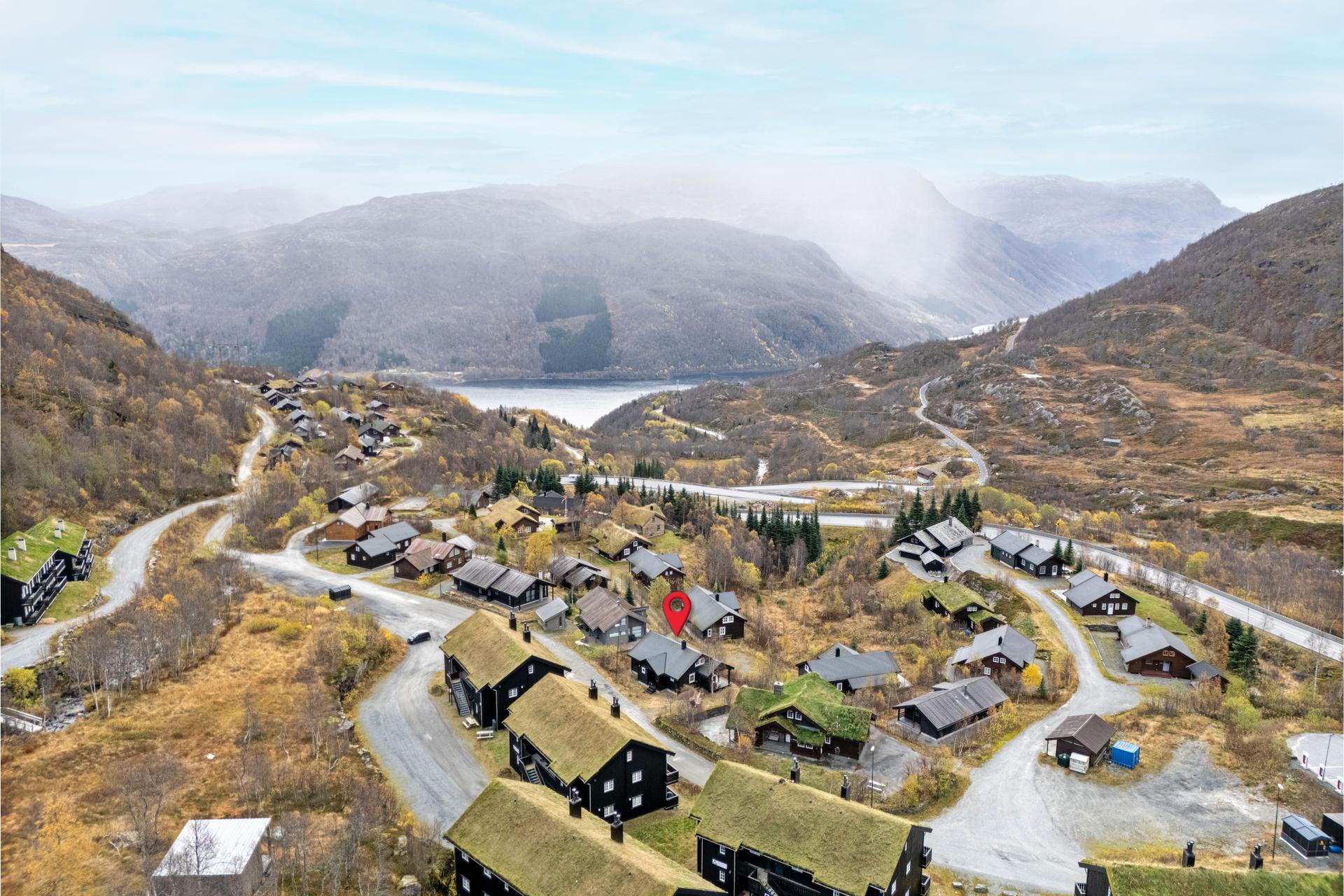 Nærområdet byr på rike turmuligheter både sommer og vinter, med kort vei til Røldal Skisenter.. Bilde nummer 2 av 3