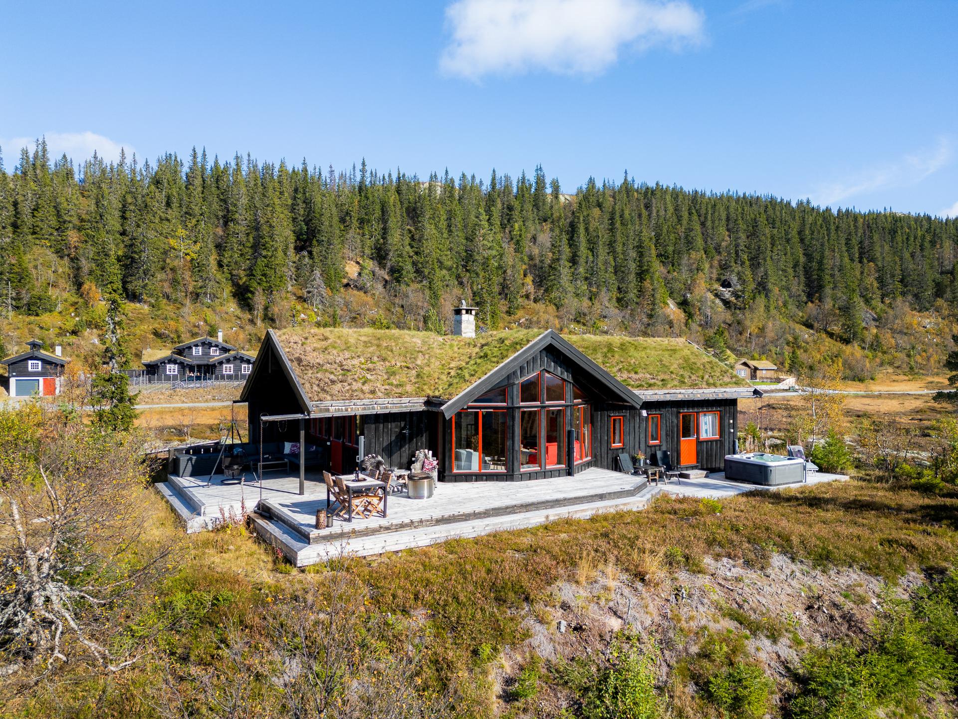En gjennomført og flott helårshytte fra 2006, beliggende i naturskjønne omgivelser på Flugonfjell.. Bilde nummer 2 av 3