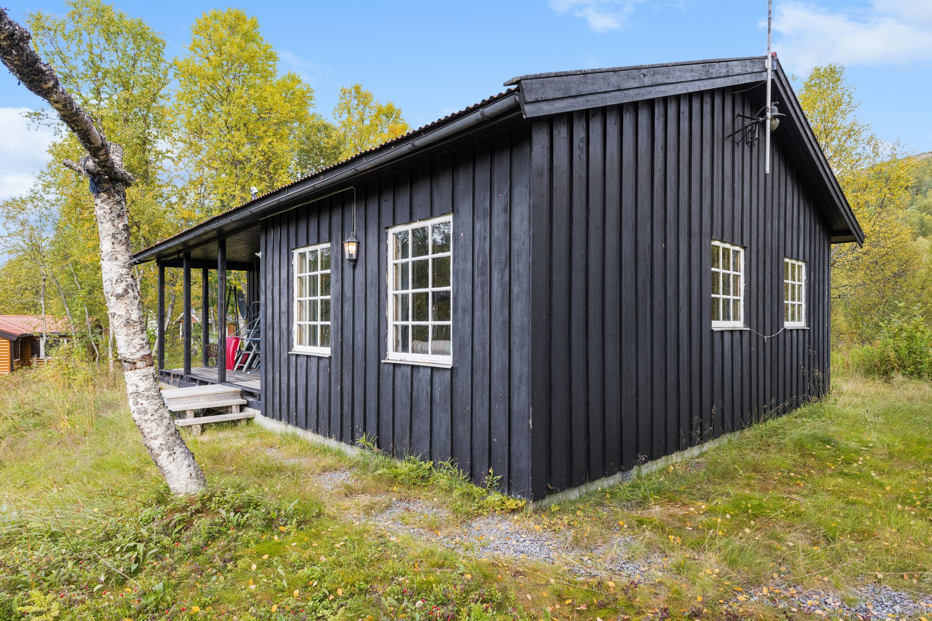 Frittliggende hytte over ett plan, usjenert plassert i naturskjønne omgivelser.. Bilde nummer 2 av 3