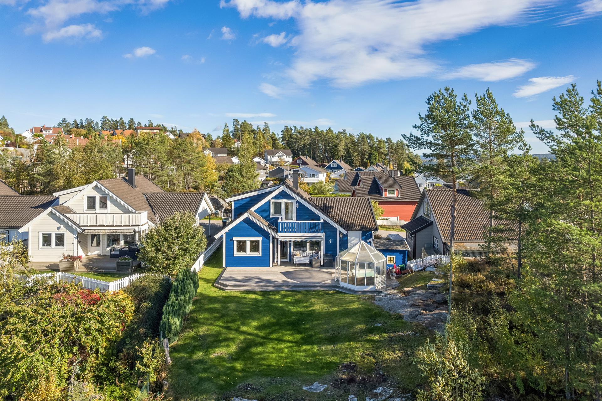Innholdsrik enebolig over to plan med nymalte fasader og usjenert tomt på Vardeåsen.. Bilde nummer 2 av 3