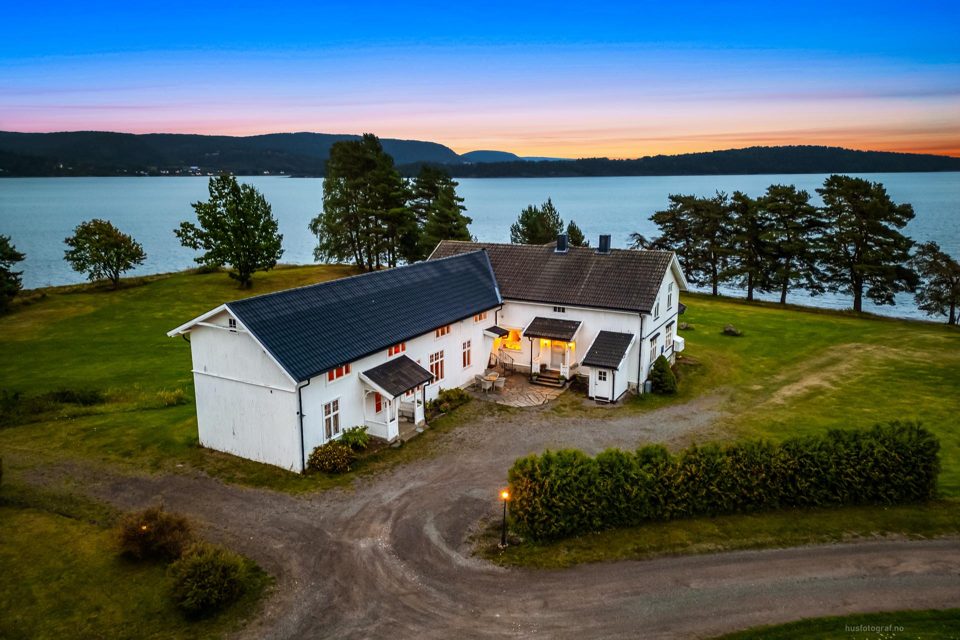 Sjelden mulighet med stor eiertomt grensende til sjøen!. Bilde nummer 2 av 3