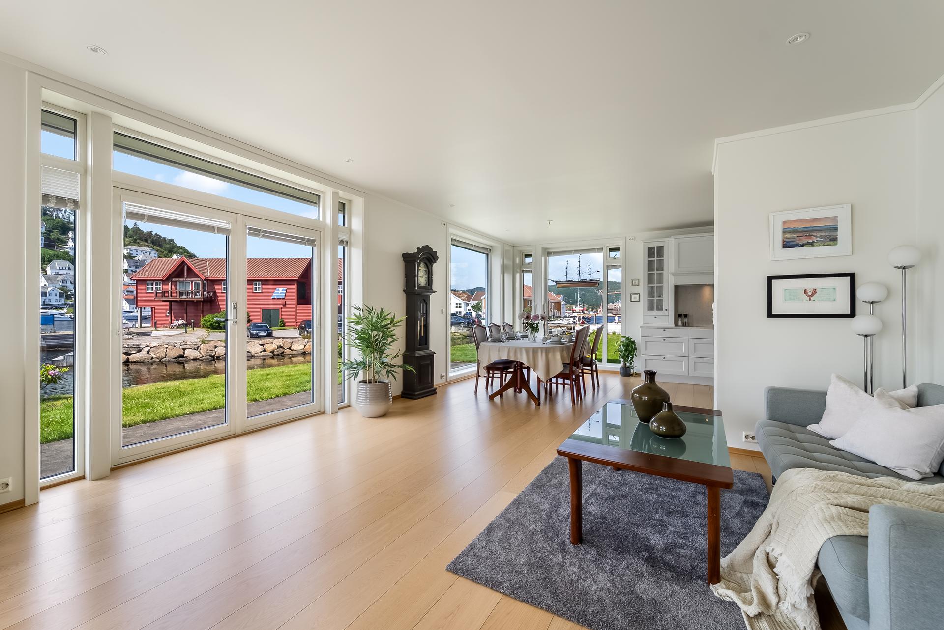Boligen har gulvvarme og balansert ventilasjon som sikrer et sunt og behagelig inneklima.. Bilde nummer 3 av 3