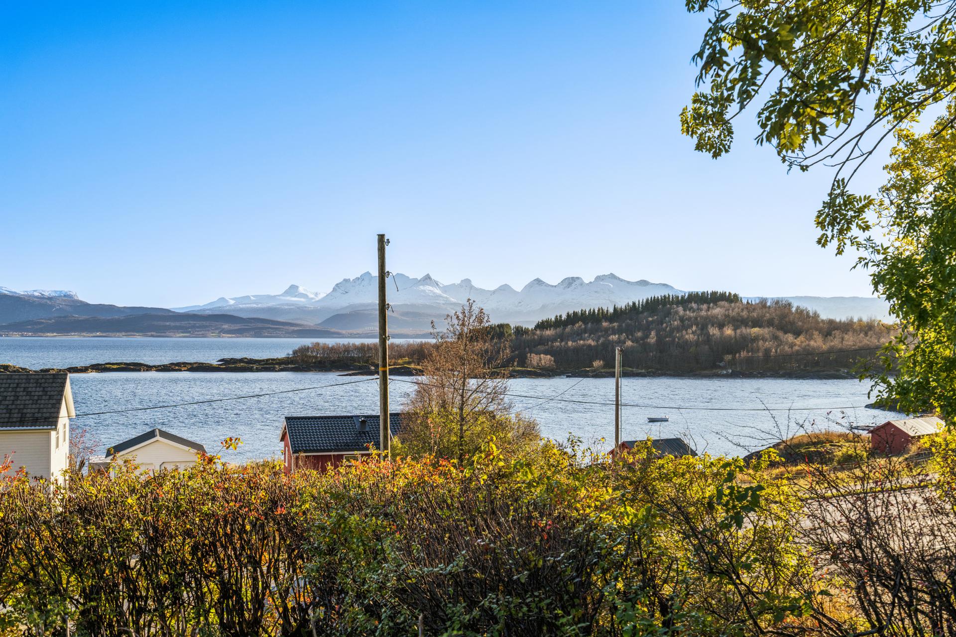 Fra eiendommen er det flott utsikt mot Saltenfjorden og Børvasstindene.. Bilde nummer 3 av 3