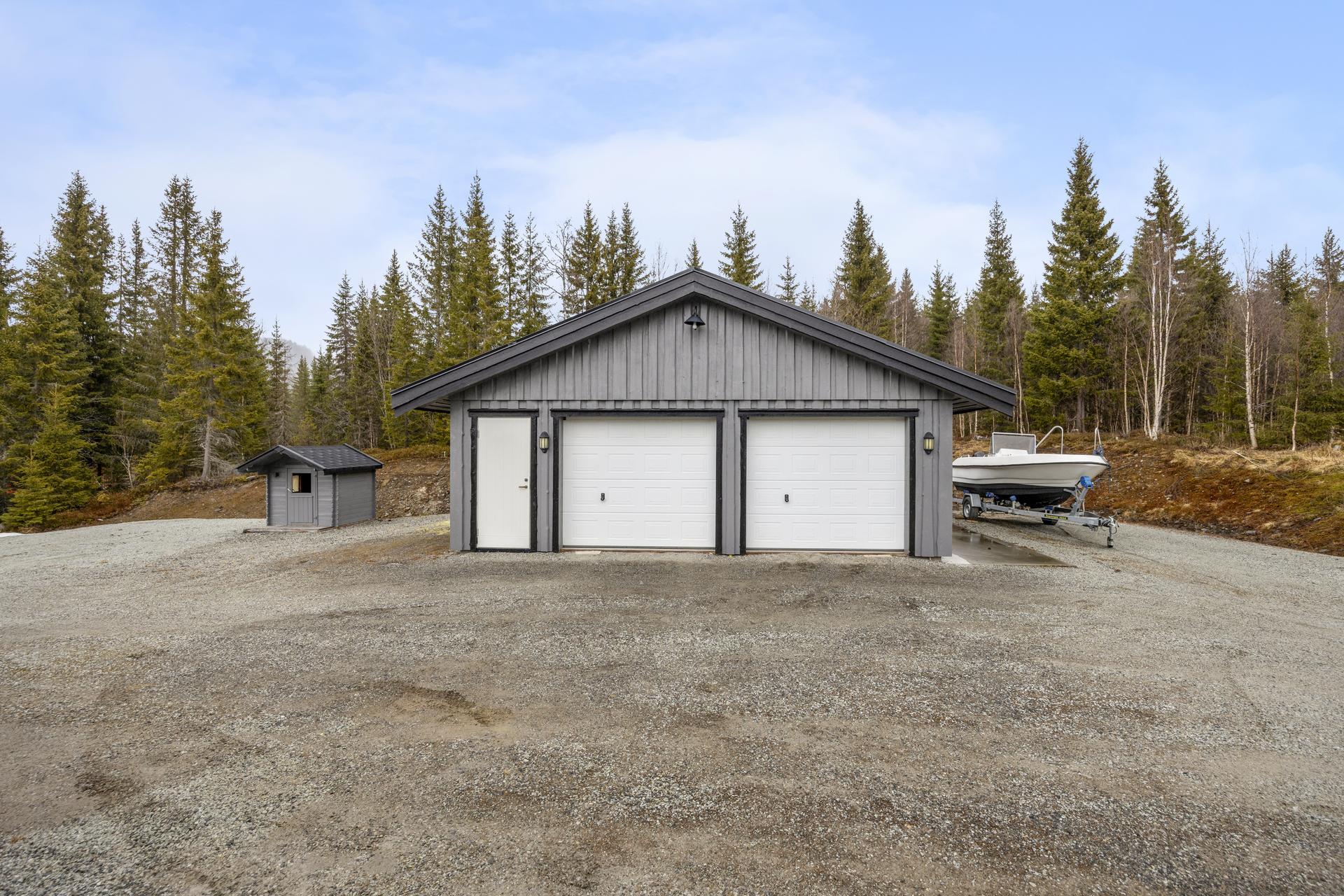 Dobbelgarasje på 55 kvm, med carport på ca 27 kvm i bakkant. . Bilde nummer 3 av 3