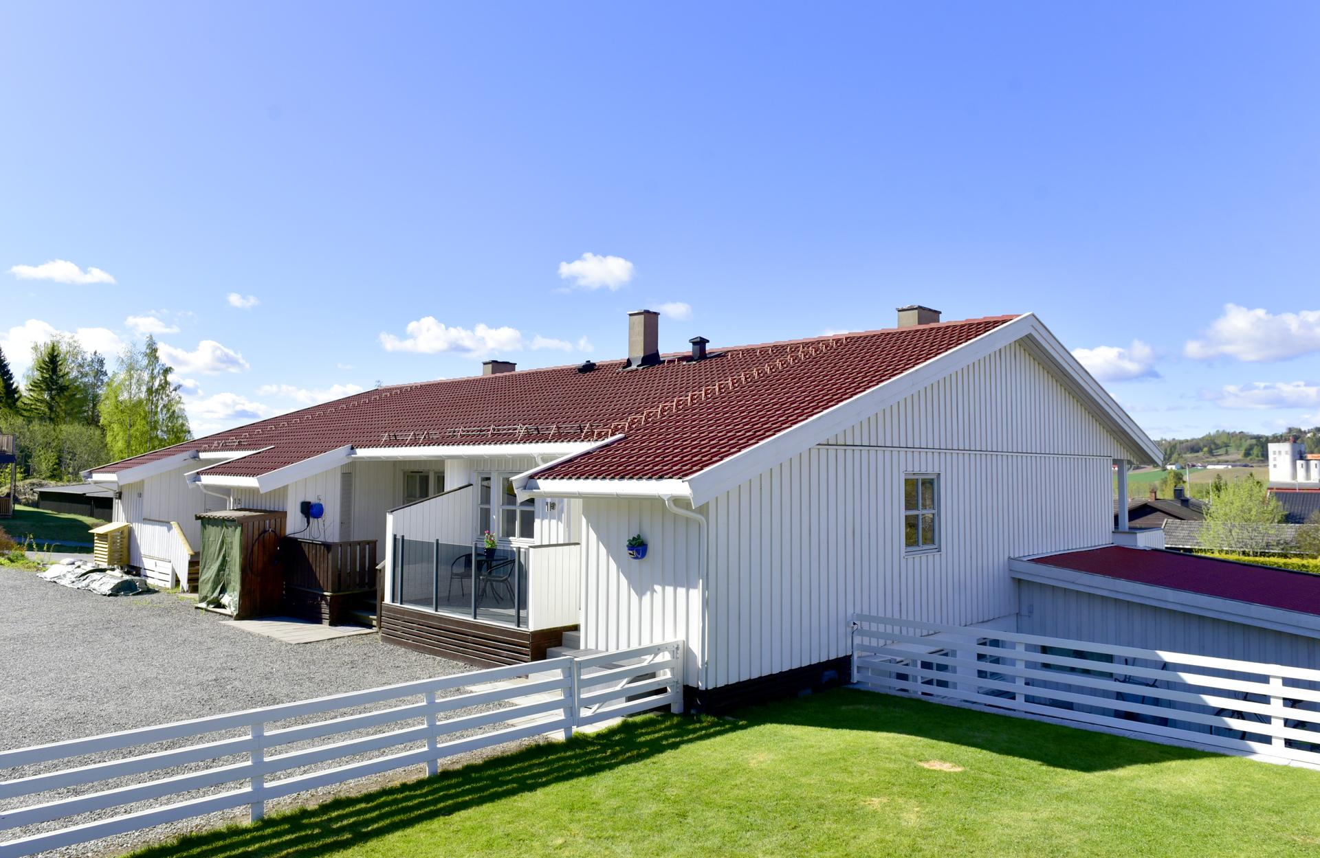 Eiendommen har en gruset gårdsplass. Foto: Kjell Vidar Marthinsen. Bilde nummer 1 av 3