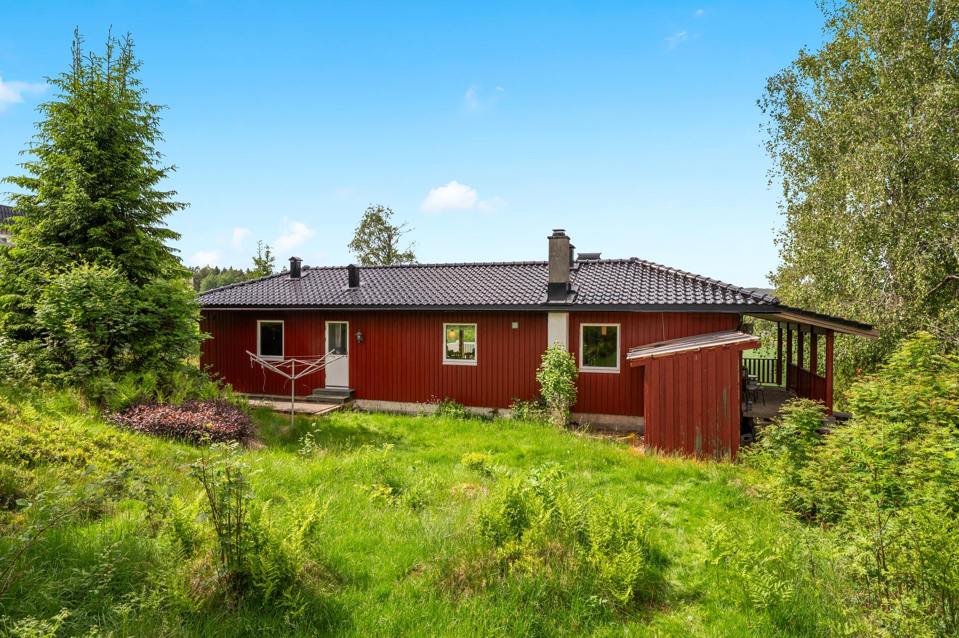 Enebolig med utvendig kledning malt i 2024 og tak med glasert teglstein fra 2011.. Bilde nummer 2 av 3