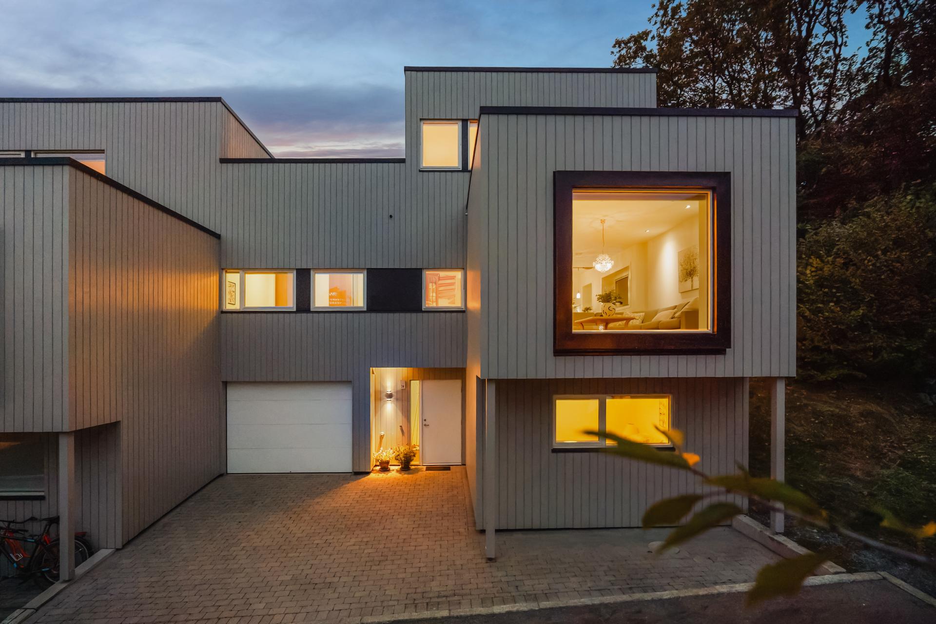 Moderne arkitektur og en attraktiv plassering på enden av rekken, grenser mot friareal. . Bilde nummer 3 av 3