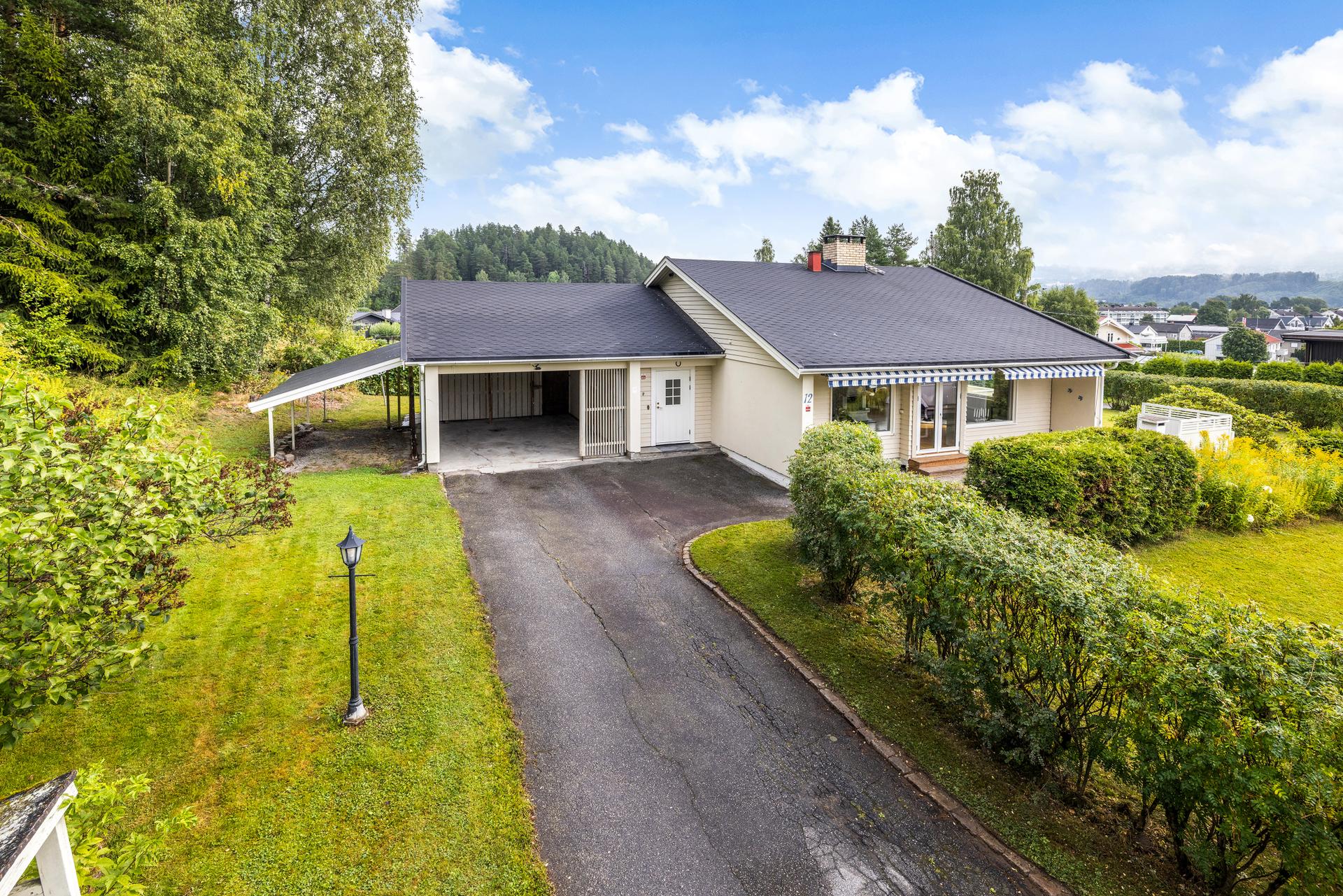 Stor tomt på 1404 m², pent opparbeidet med plen og hekk.. Bilde nummer 3 av 3