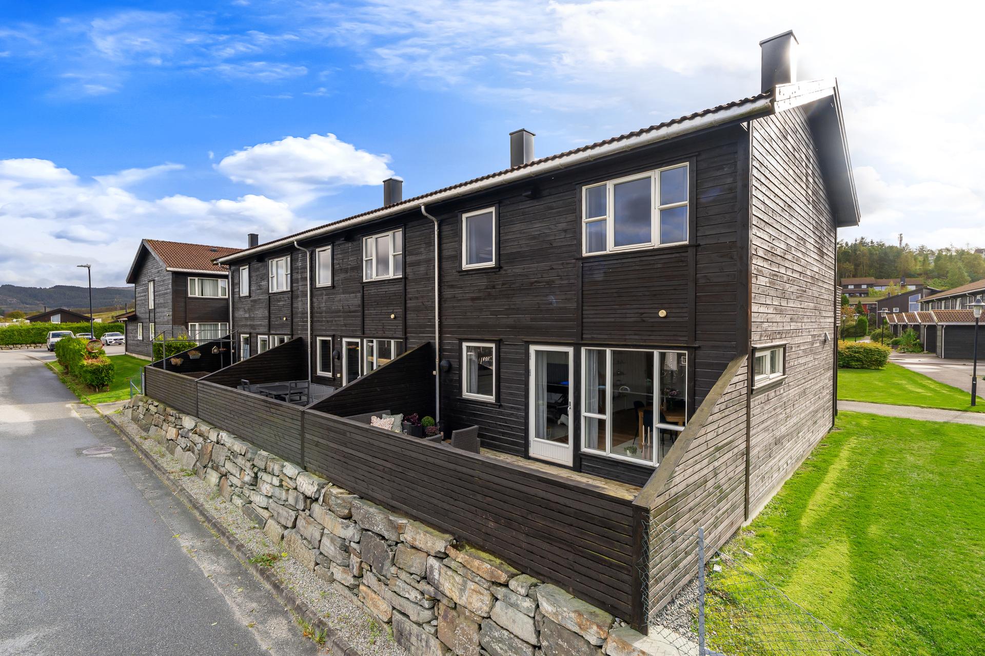 Enderekkehus over to plan med 3 soverom og ellers godt innhold. Parkering i carport med plass til 2 biler.. Bilde nummer 2 av 3